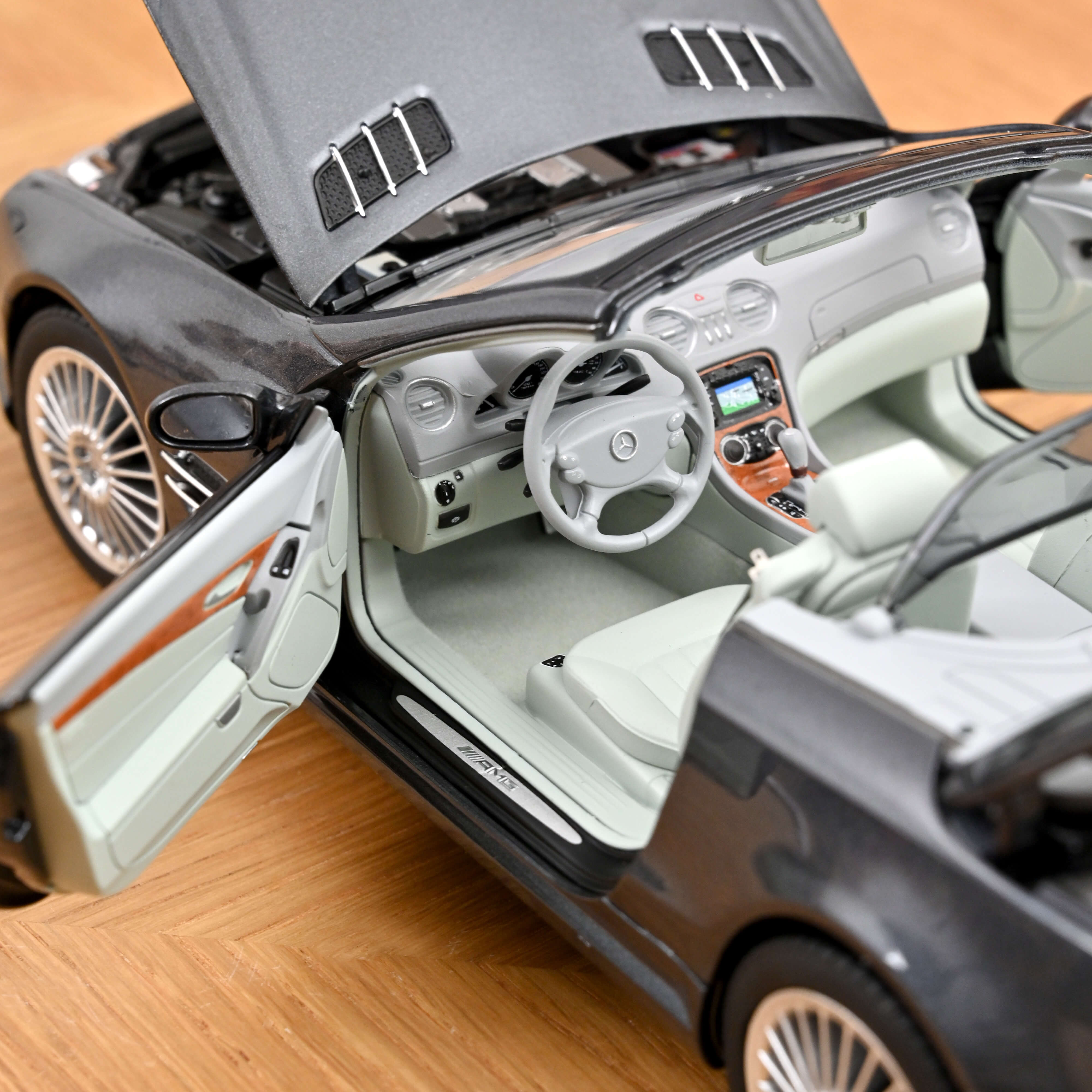 norev-mercedes-benz-sl-55-amg-2003-modellino-1-18-gris-tactite-metallizzato-200- image 5