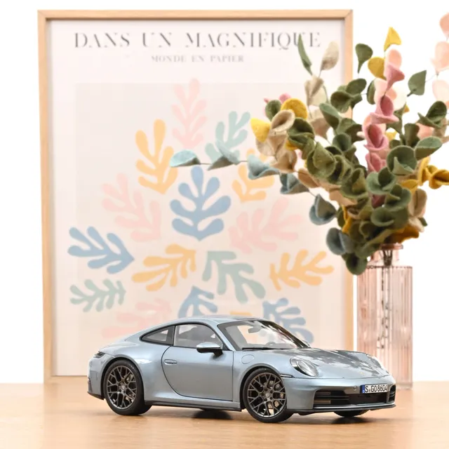 norev-porsche-911-carrera-2025-992-2-modellino-auto-1-18-polarsilver-metallic image 1