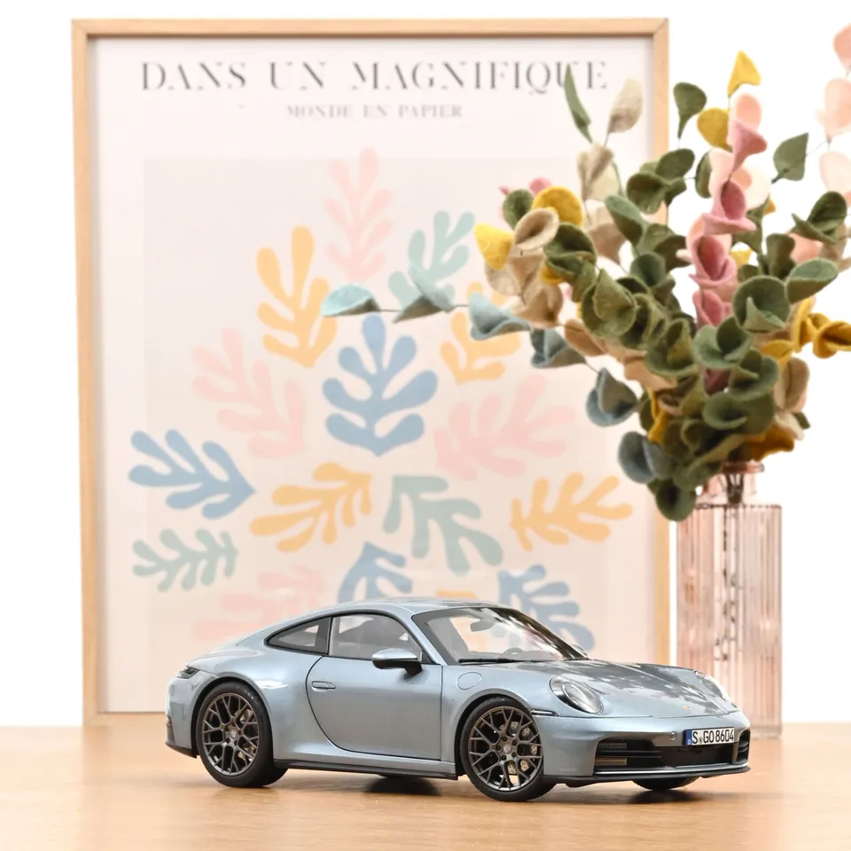 norev-porsche-911-carrera-2025-992-2-modellino-auto-1-18-polarsilver-metallic image 1