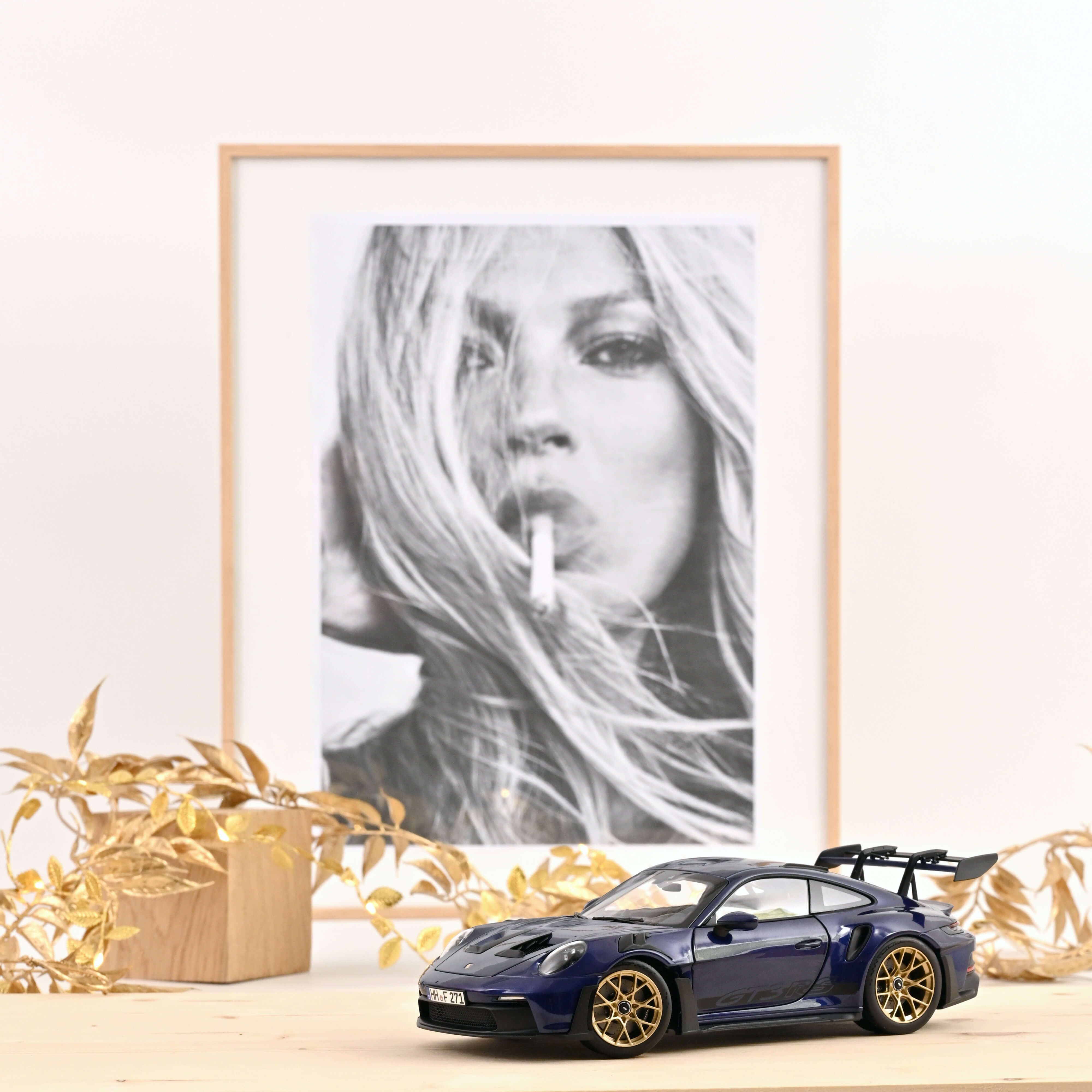 norev-porsche-911-gt3-rs-2022-modellino-auto-1-18-blu-gentiane-metallizzato image 1