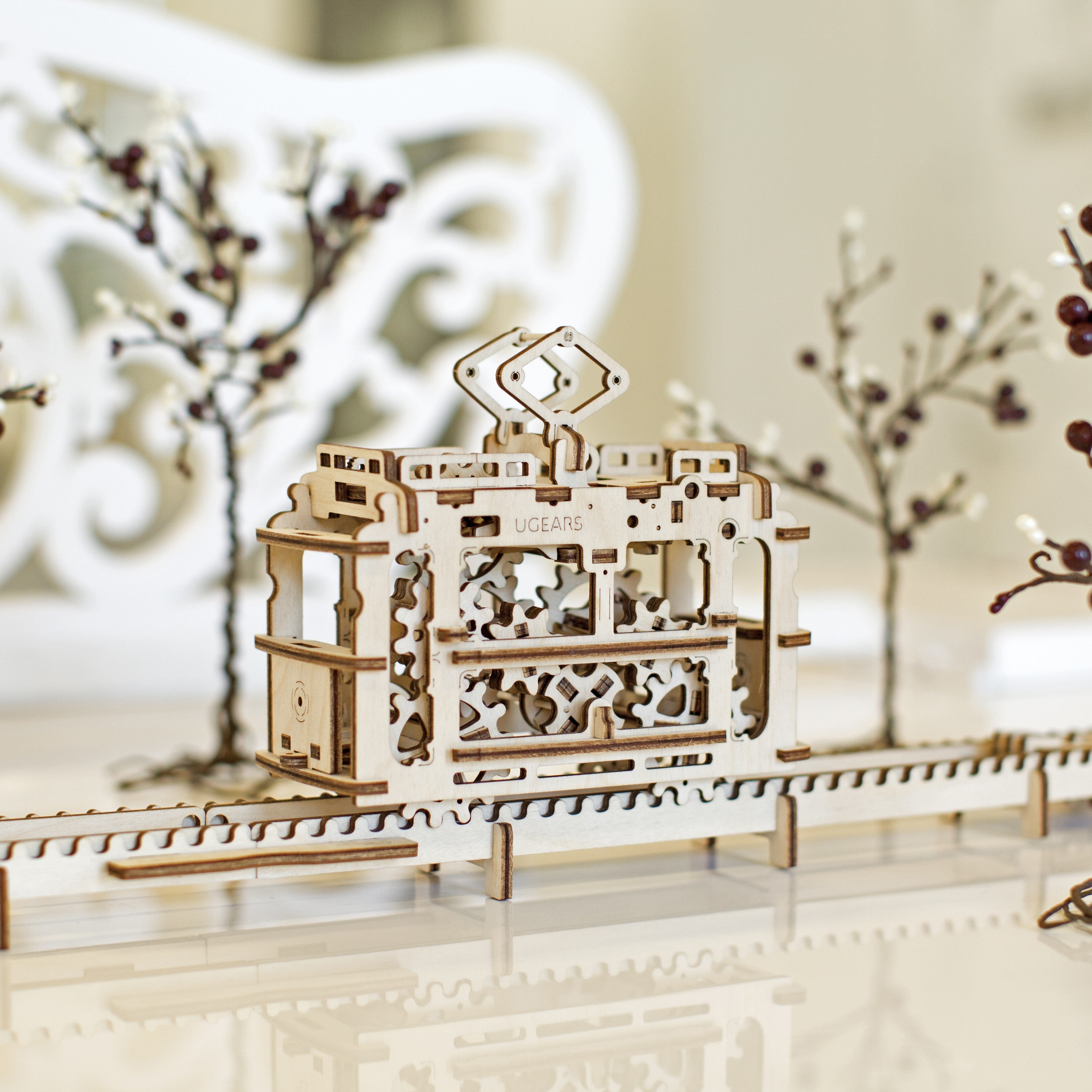 ugears-tram-on-rails-modellino-meccanico-in-legno-con-binari image 6