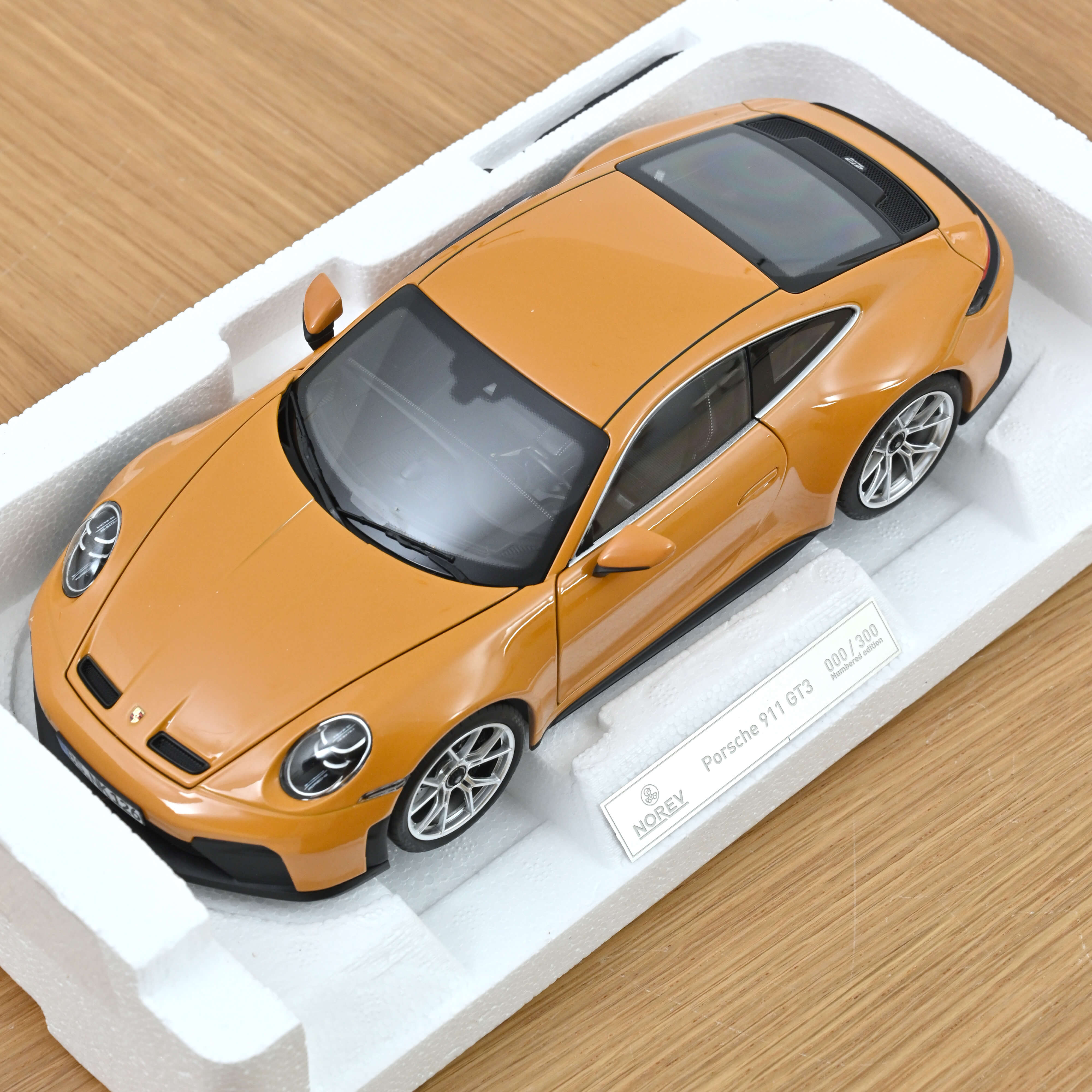 norev-porsche-911-gt3-pack-touring-2025-jaune-bahama-1-18-300-pcs image 6
