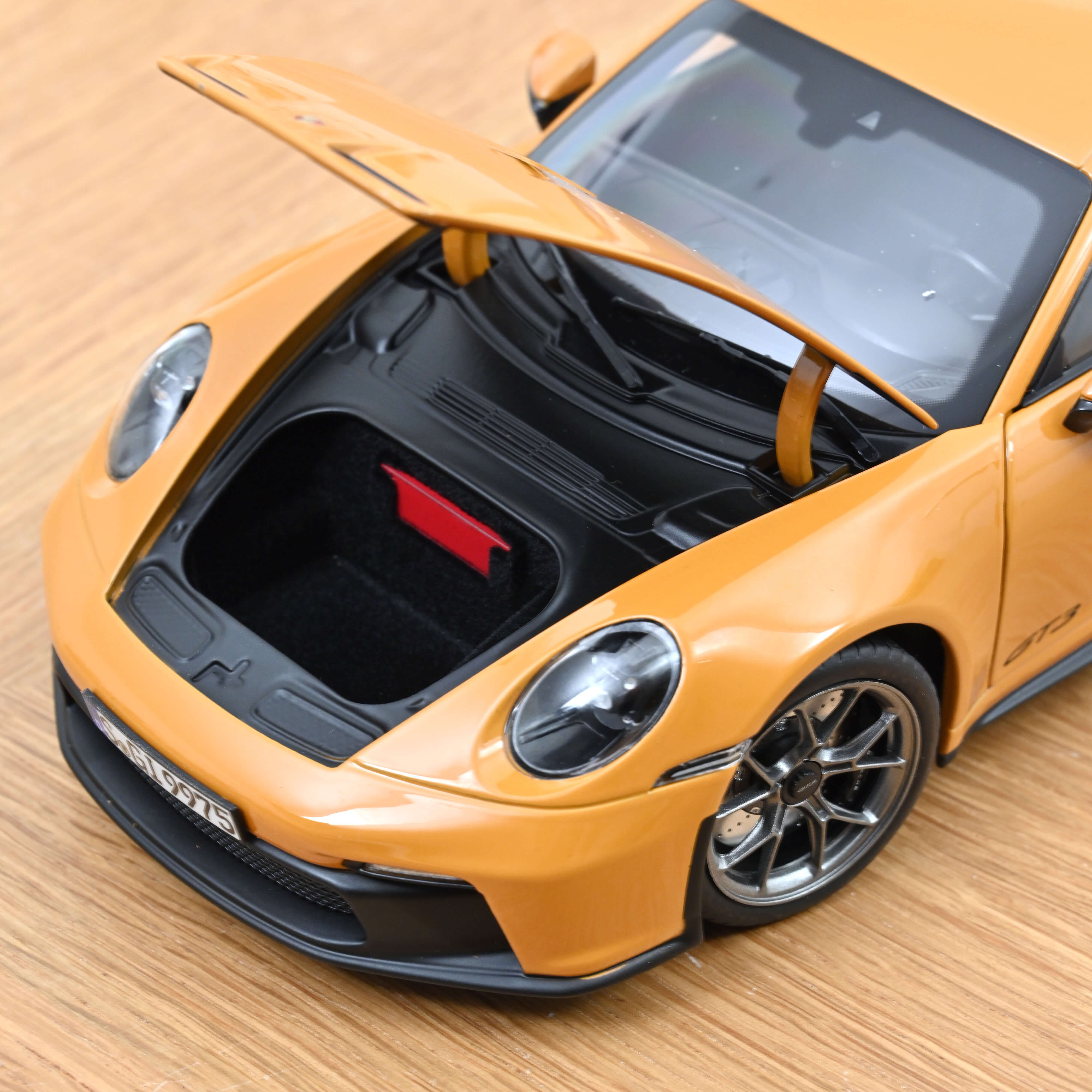 norev-porsche-911-gt3-2021-giallo-bahama-1-18 image 5