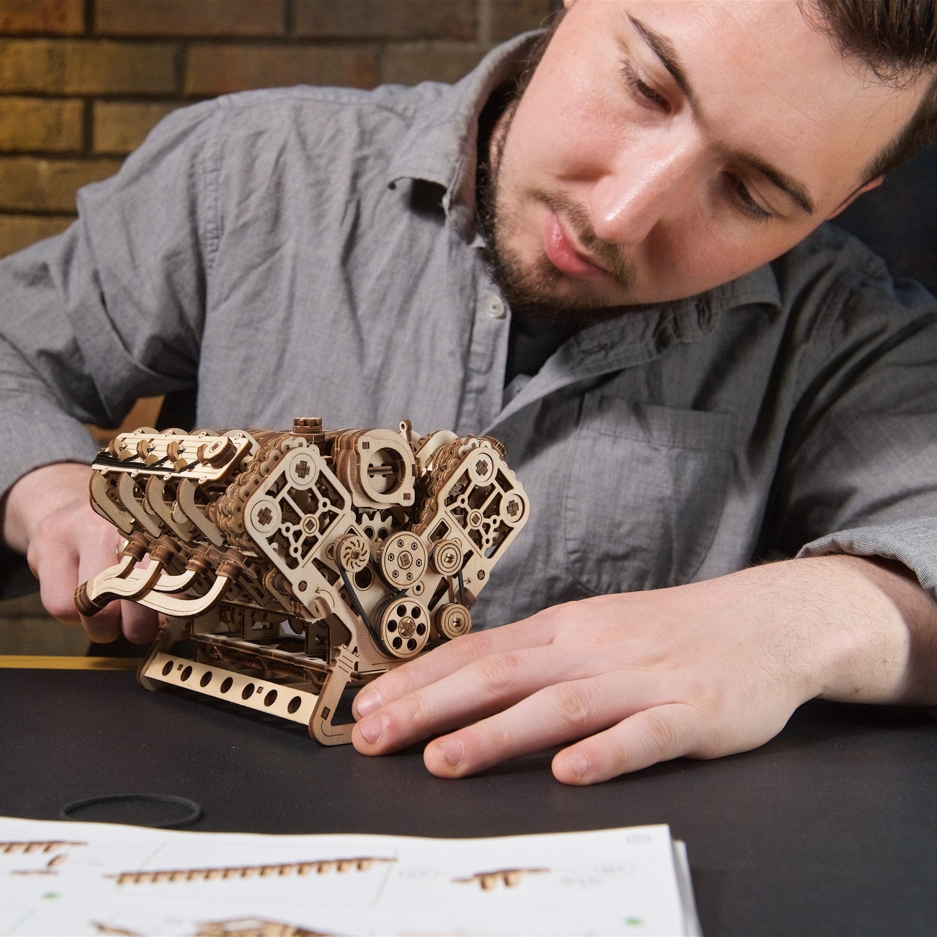 ugears-v8-engine-motore-v8-meccanico-in-legno-da-costruire image 7