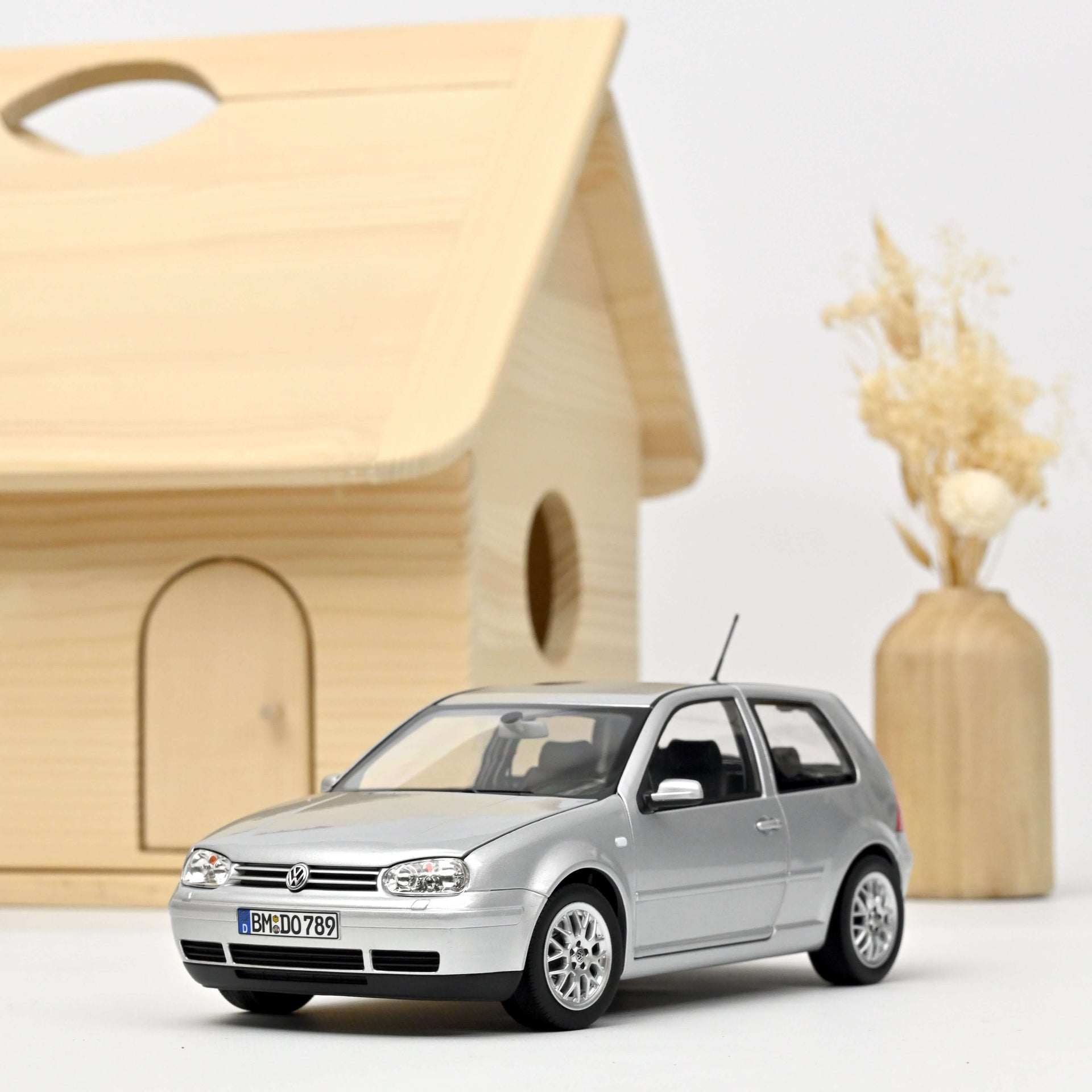 norev-vw-golf-gti-1998-modellino-auto-1-18-silver image 1