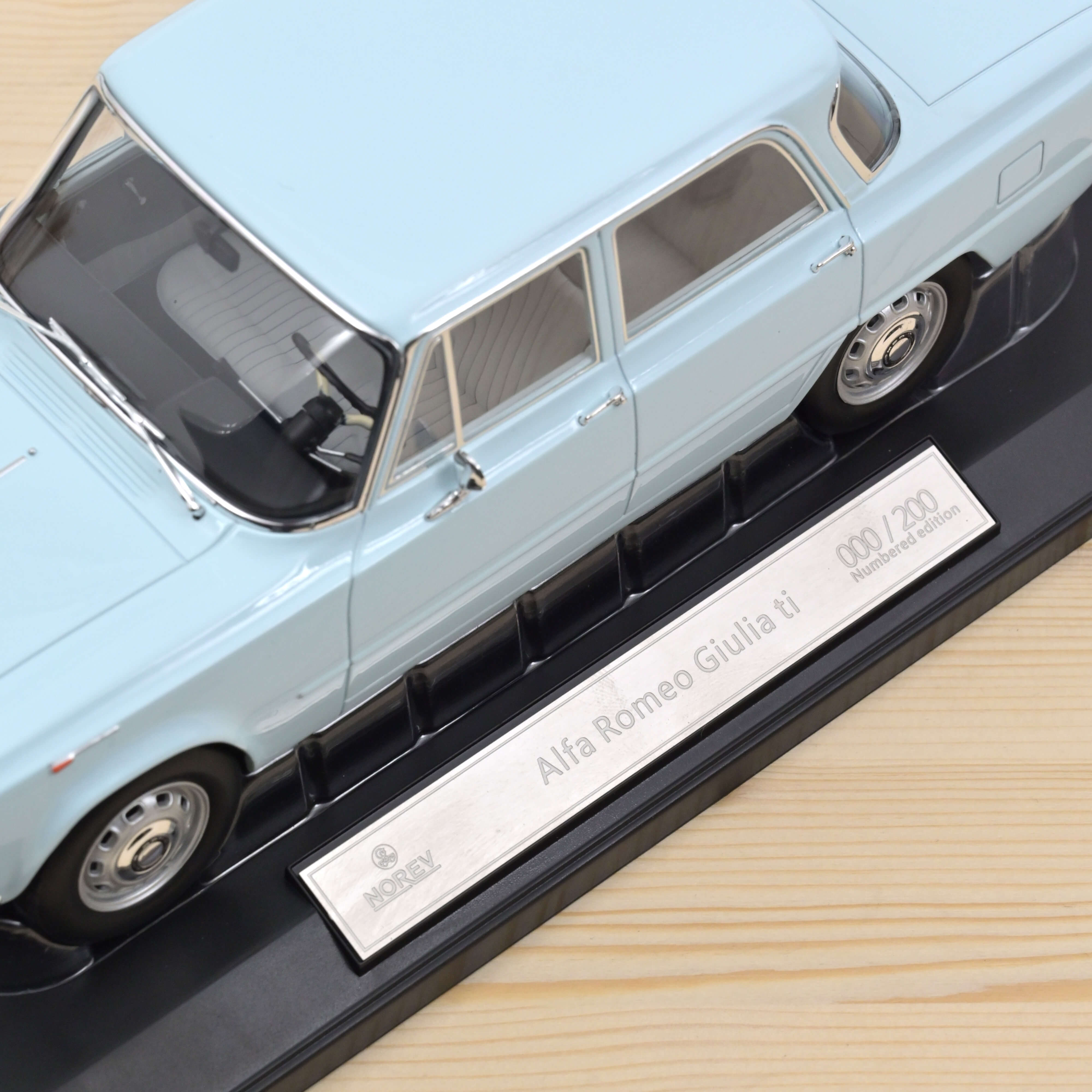 norev-alfa-romeo-giulia-ti-1964-bleu-clair-1-18-edizione-limitata-200-pz image 3