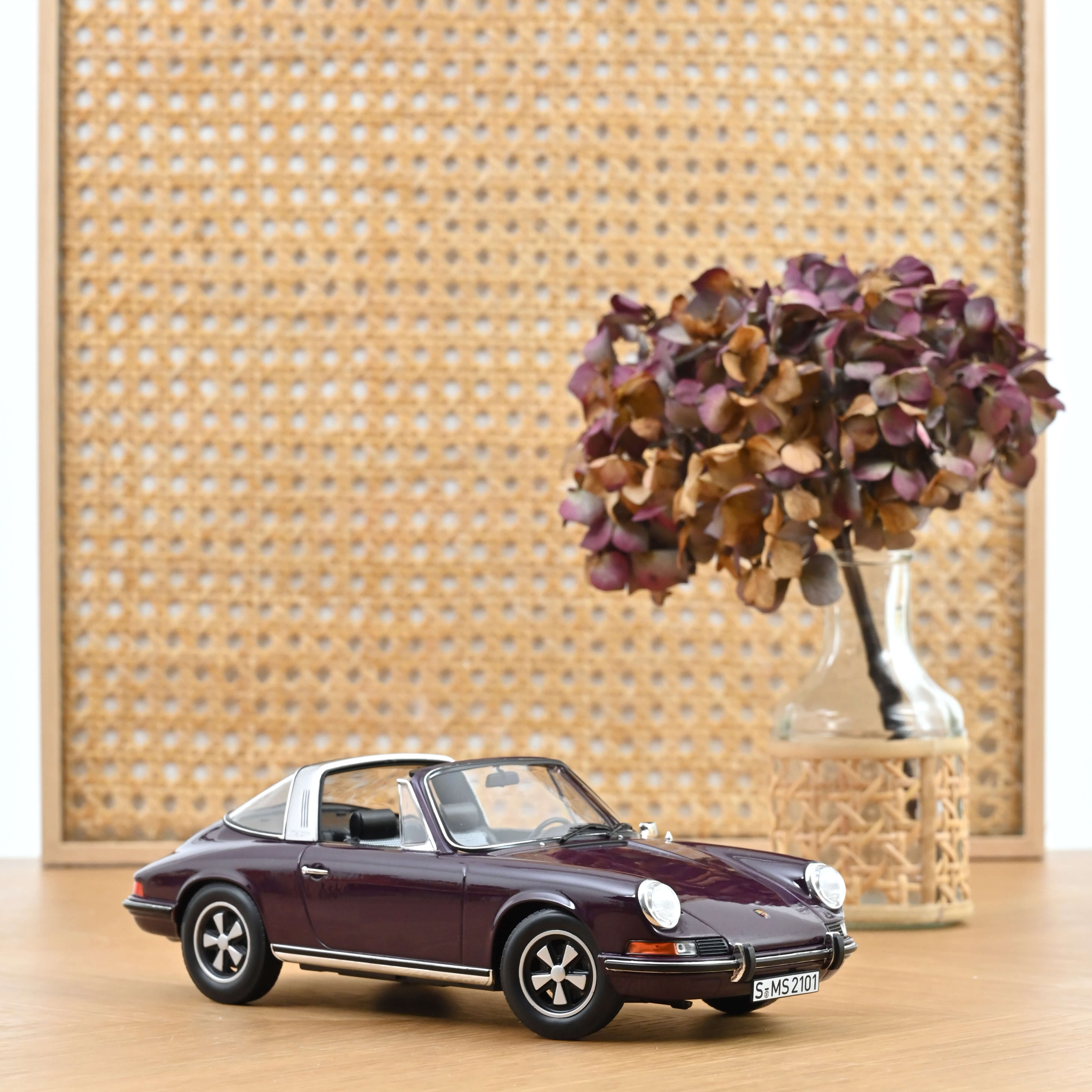 norev-porsche-911-e-targa-1971-modellino-auto-1-18-malva-con-tetto-removibile image 2