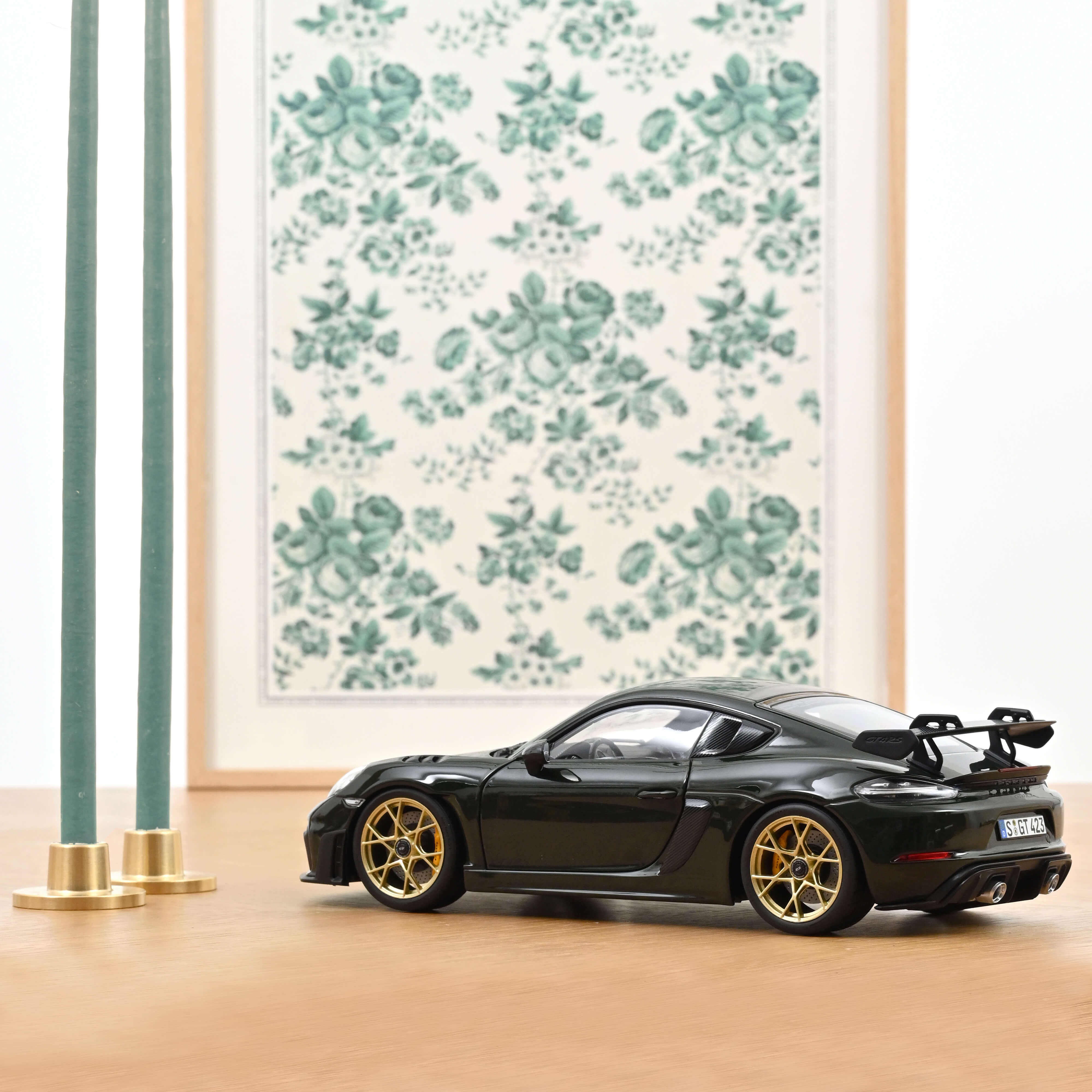 norev-porsche-cayman-gt4-rs-pack-weissach-2023-modellino-auto-1-18-verde-brewste image 3