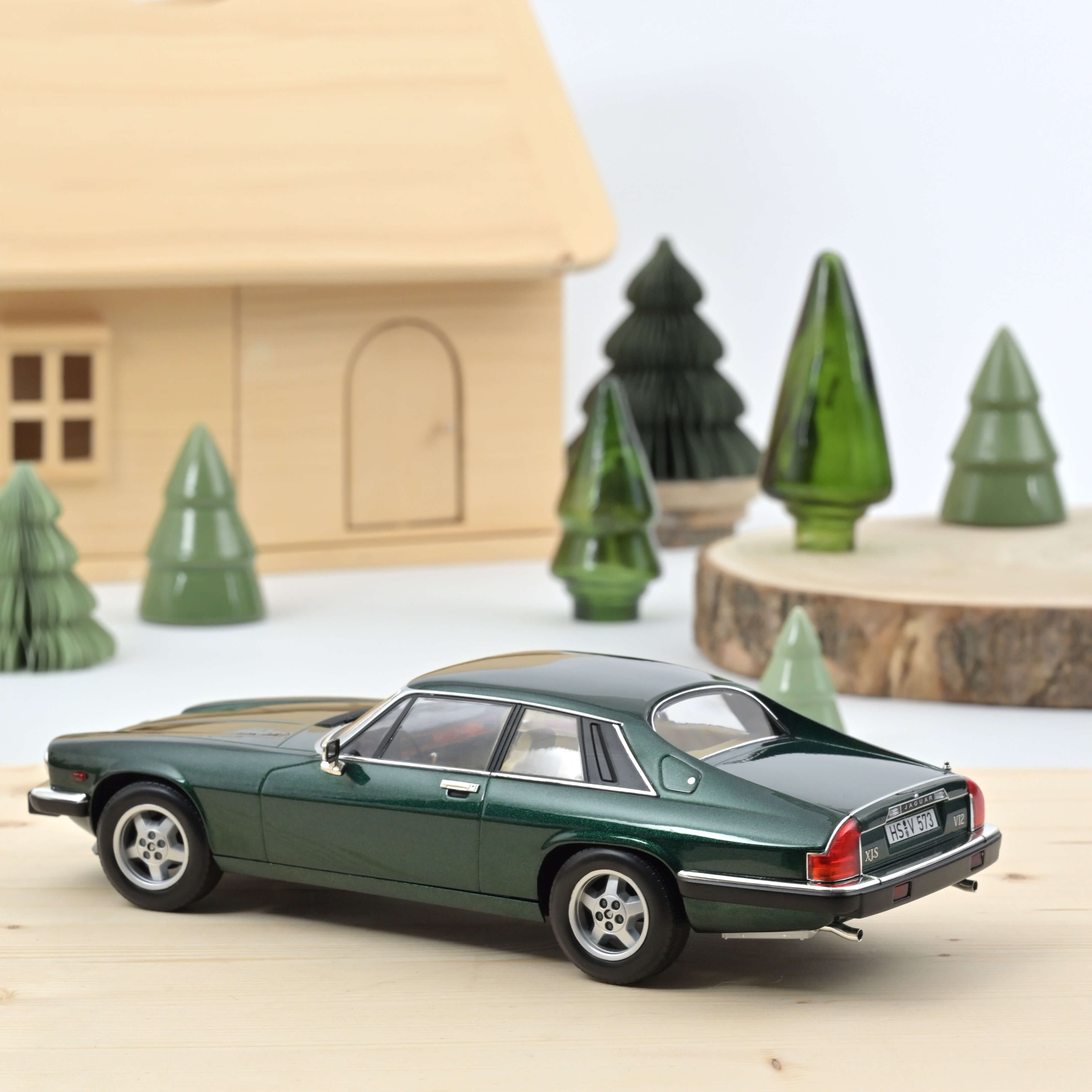 norev-jaguar-xj-s-5-3-h-e-coup-1982-verde-metallizzato-modellino-die-cast-1-18 image 4