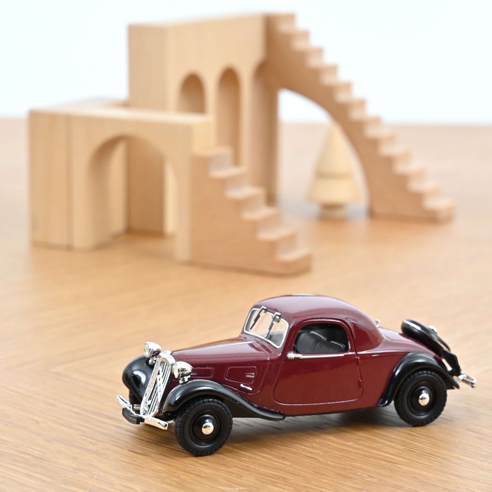 norev-citro-n-traction-7c-faux-cabriolet-1937-modellino-auto-1-43-rosso-scuro image 1