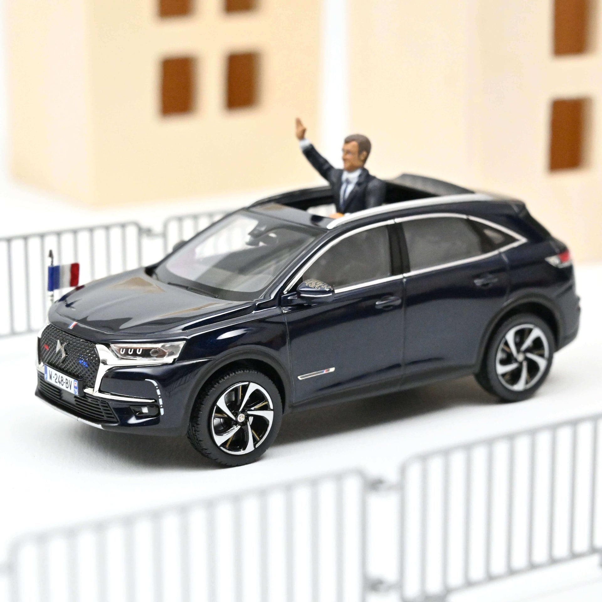 norev-ds-7-crossback-auto-presidenziale-emmanuel-macron-2017-1-43 image 1