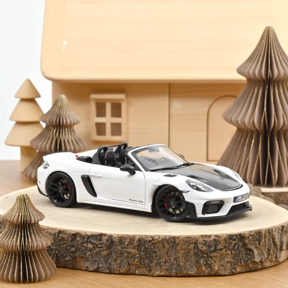 norev-porsche-718-spyder-rs-pack-weissach-2023-modellino-auto-1-18-bianco image 1