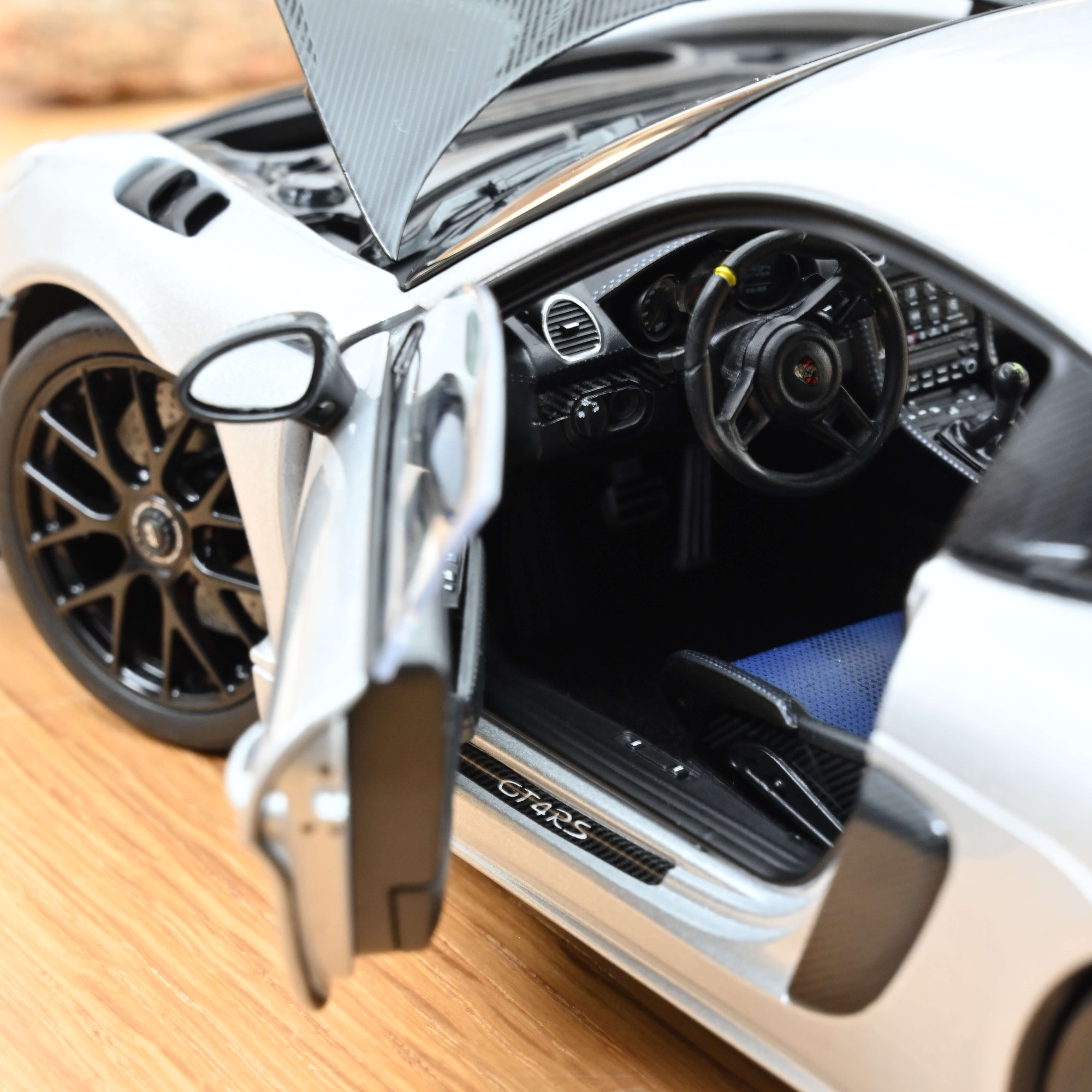 norev-porsche-cayman-gt4-rs-pack-weissach-2023-argent-gt-1-18 image 4