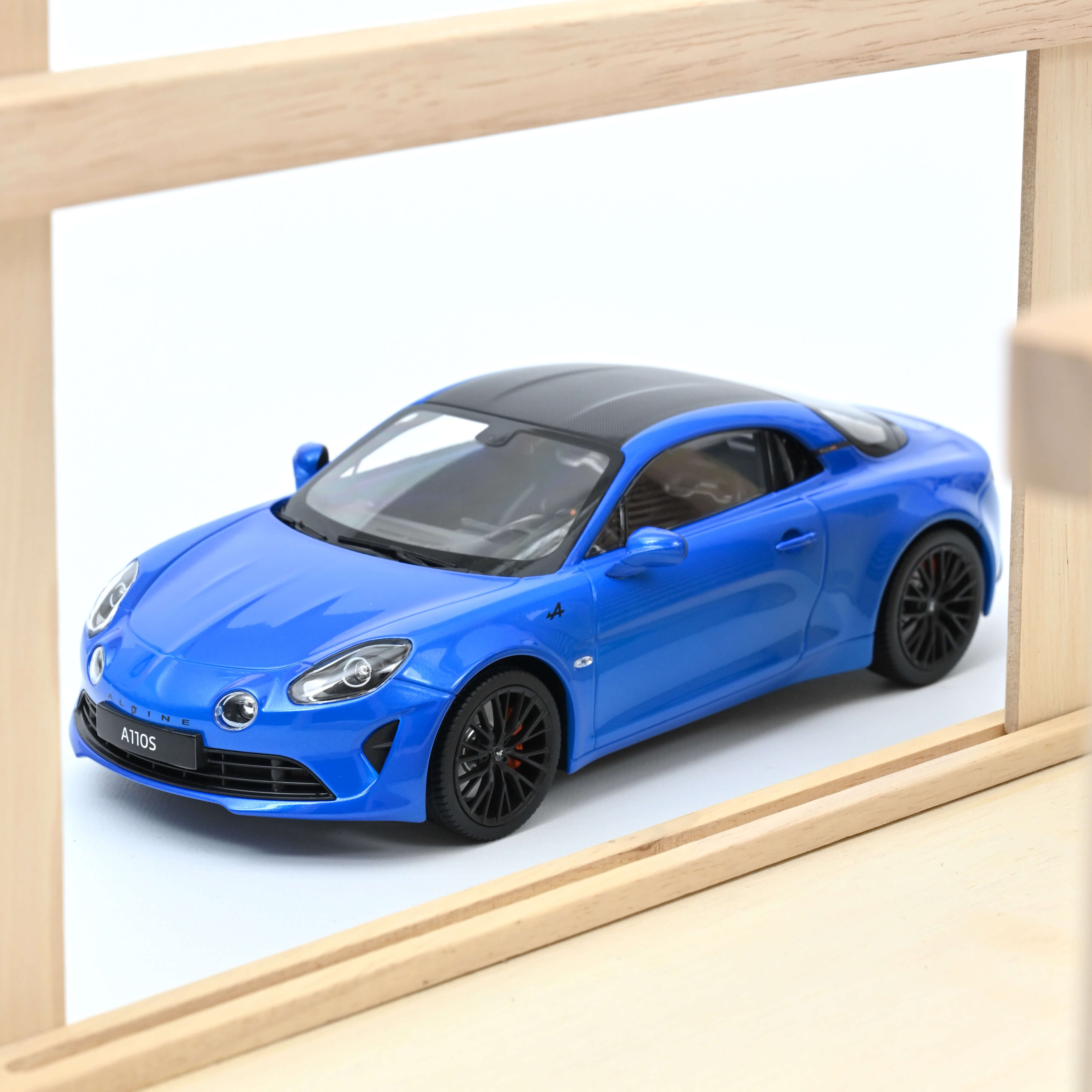 norev-alpine-a110s-2019-bleu-alpin-toit-carbone-modellino-auto-1-18-110-pezzi-es image 1