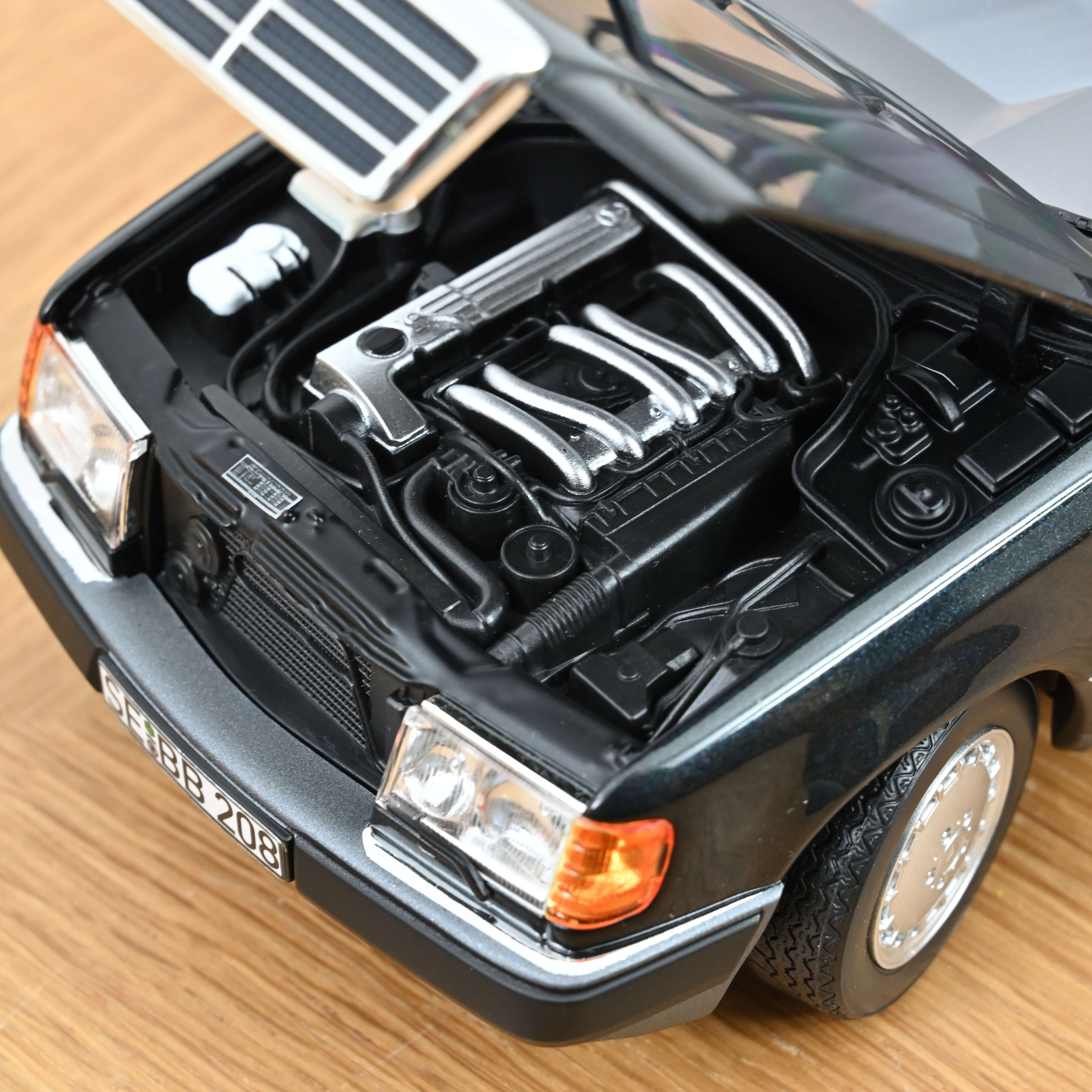 norev-mercedes-benz-300-d-t-modell-w124-1990-blu-nero-modellino-1-18 image 5