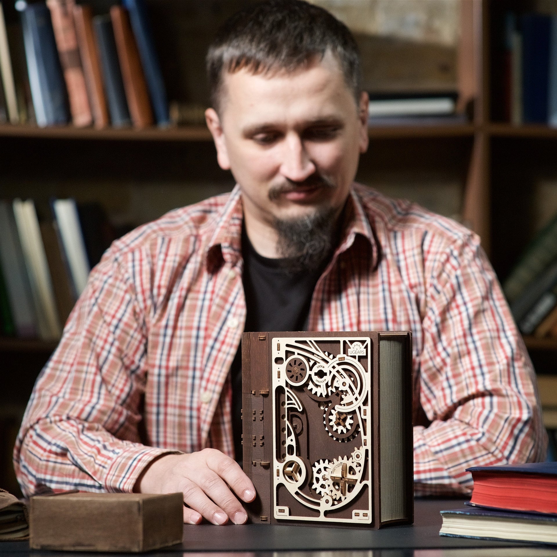 ugears-book-of-secrets-scatola-segreta-libro-meccanico-in-legno image 7