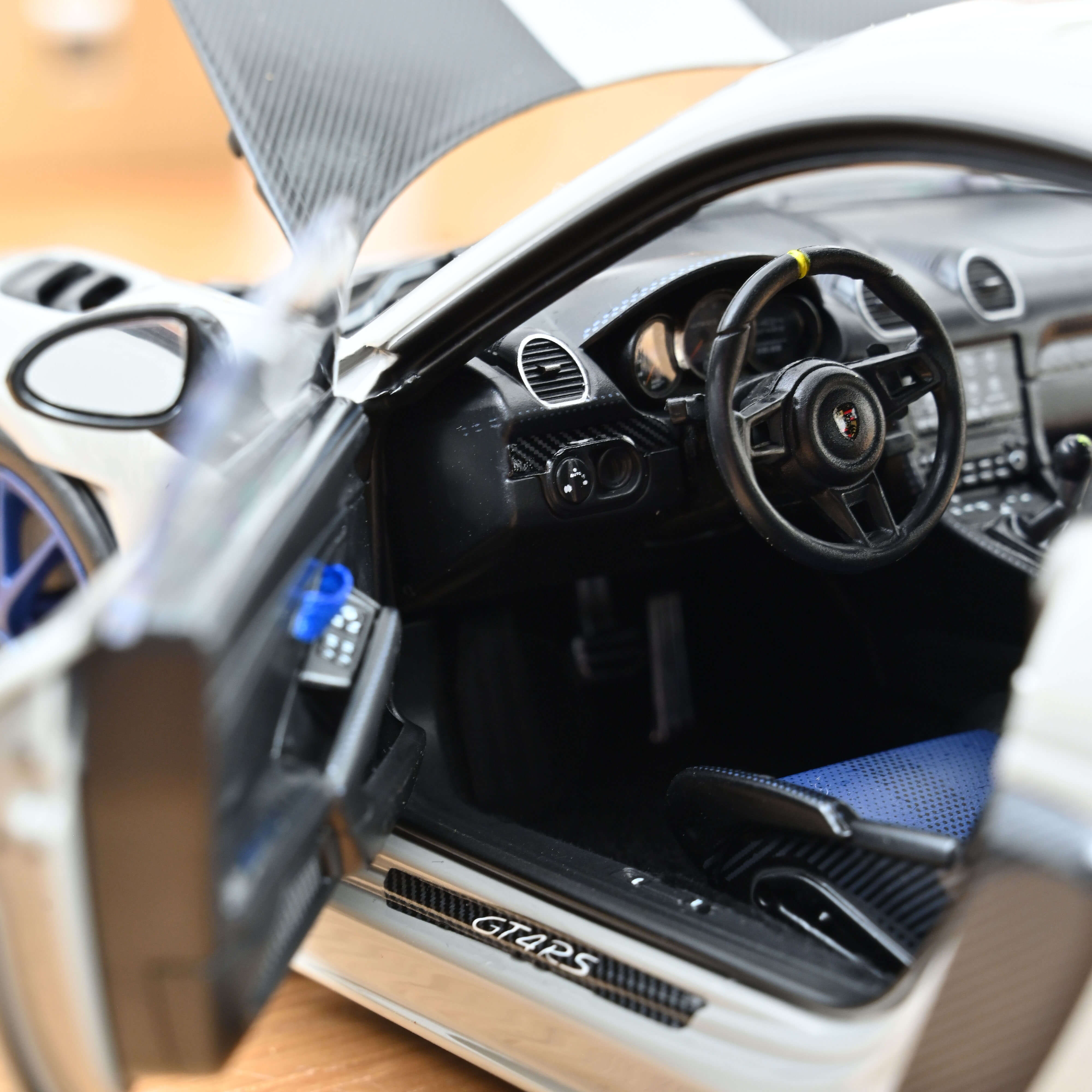 norev-porsche-cayman-gt4-rs-pack-weissach-2023-modellino-auto-1-18-creta image 4