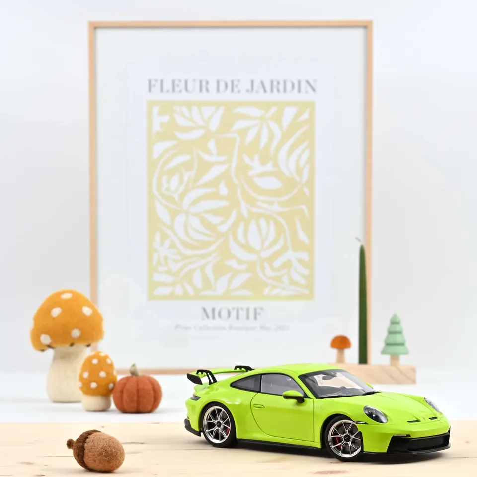 norev-porsche-911-gt3-2021-modellino-auto-1-18-verde-acido image 1