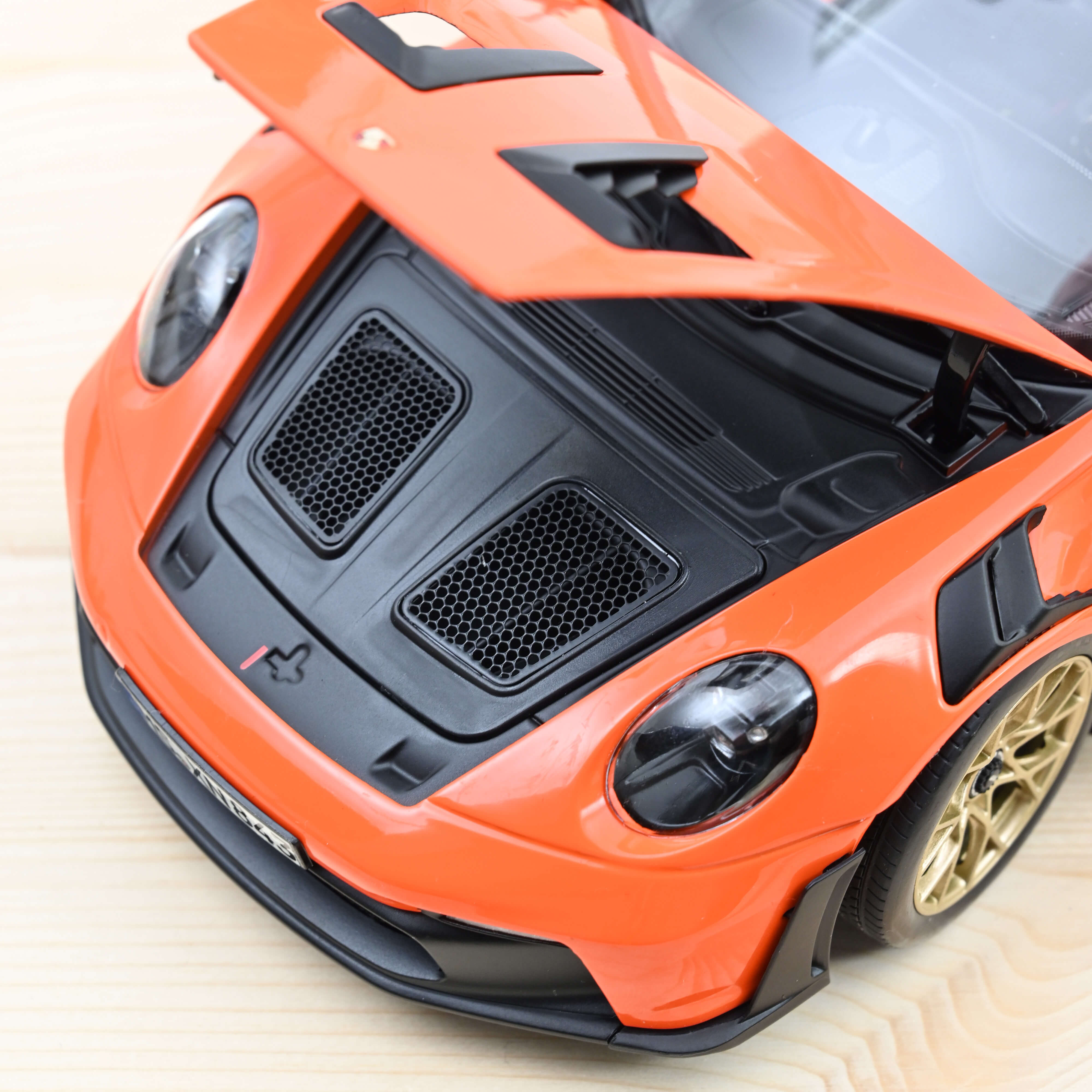 norev-porsche-911-gt3-rs-2022-arancione-golfo-1-18-modellino-auto-jet-car image 3