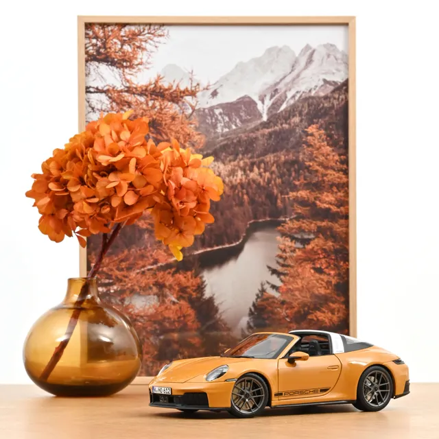 norev-porsche-911-targa-4-gts-992-2-1-18-modellino-giallo-bahama image 1