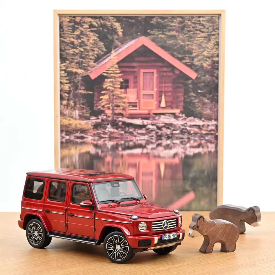 norev-mercedes-benz-classe-g-2024-1-18-modellino-auto-rosso-hyacinth image 1