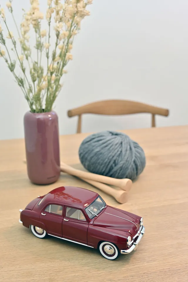 norev-simca-9-aronde-1953-modellino-auto-1-18-rosso-amaranto image 1