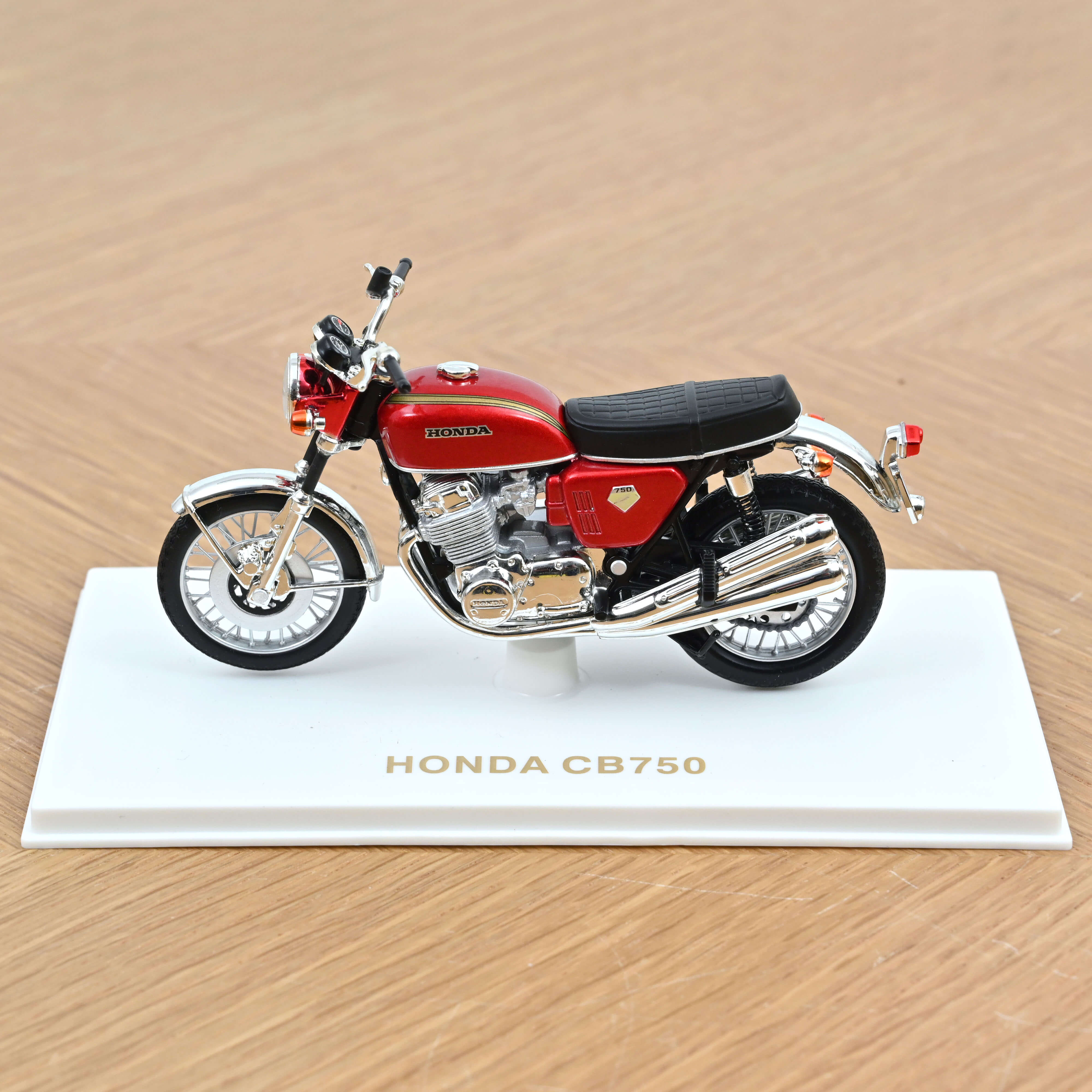 norev-honda-cb750-1969-1-18-rosso-metallizzato image 2