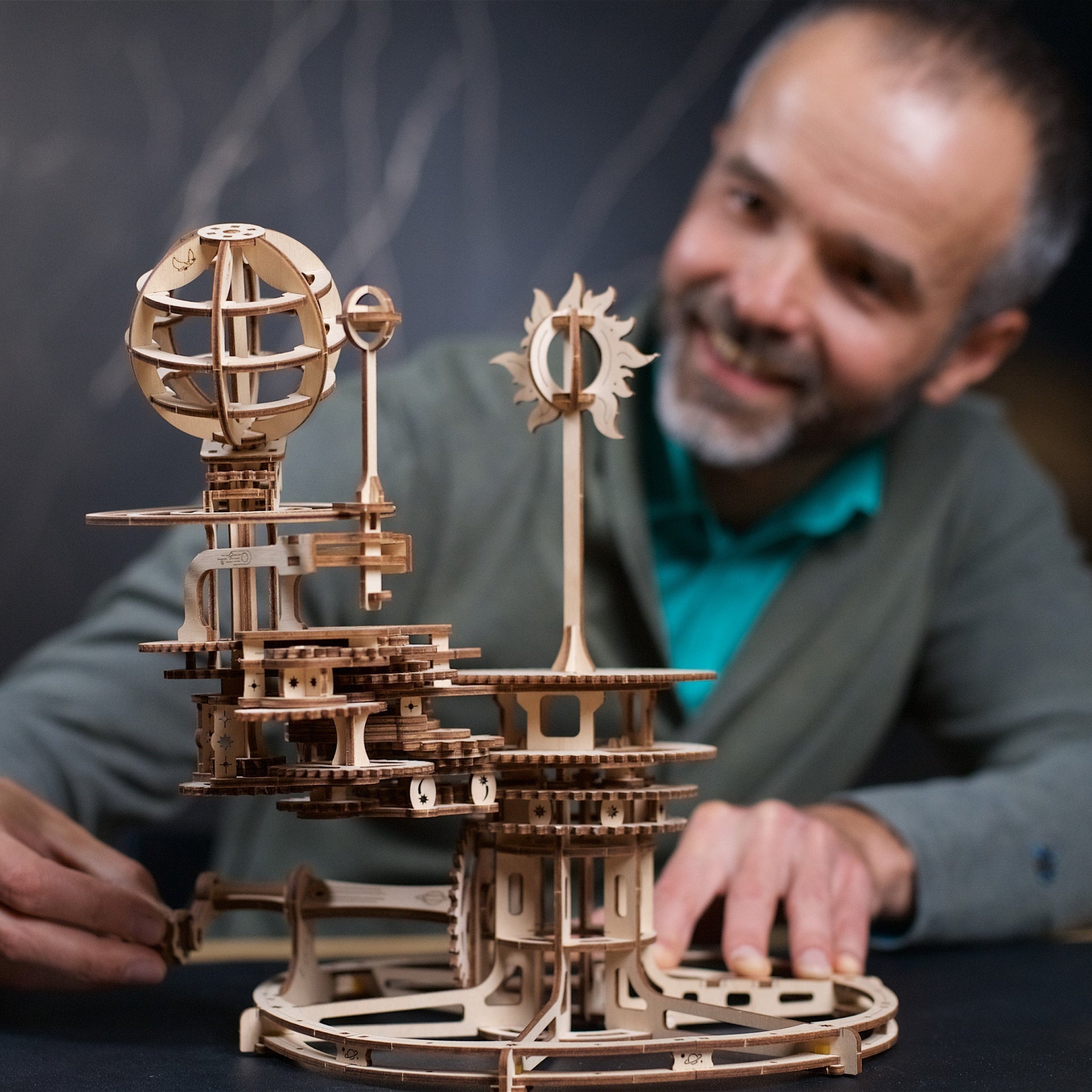 ugears-mechanical-tellurion-planetario-sole-terra-luna-in-legno image 7