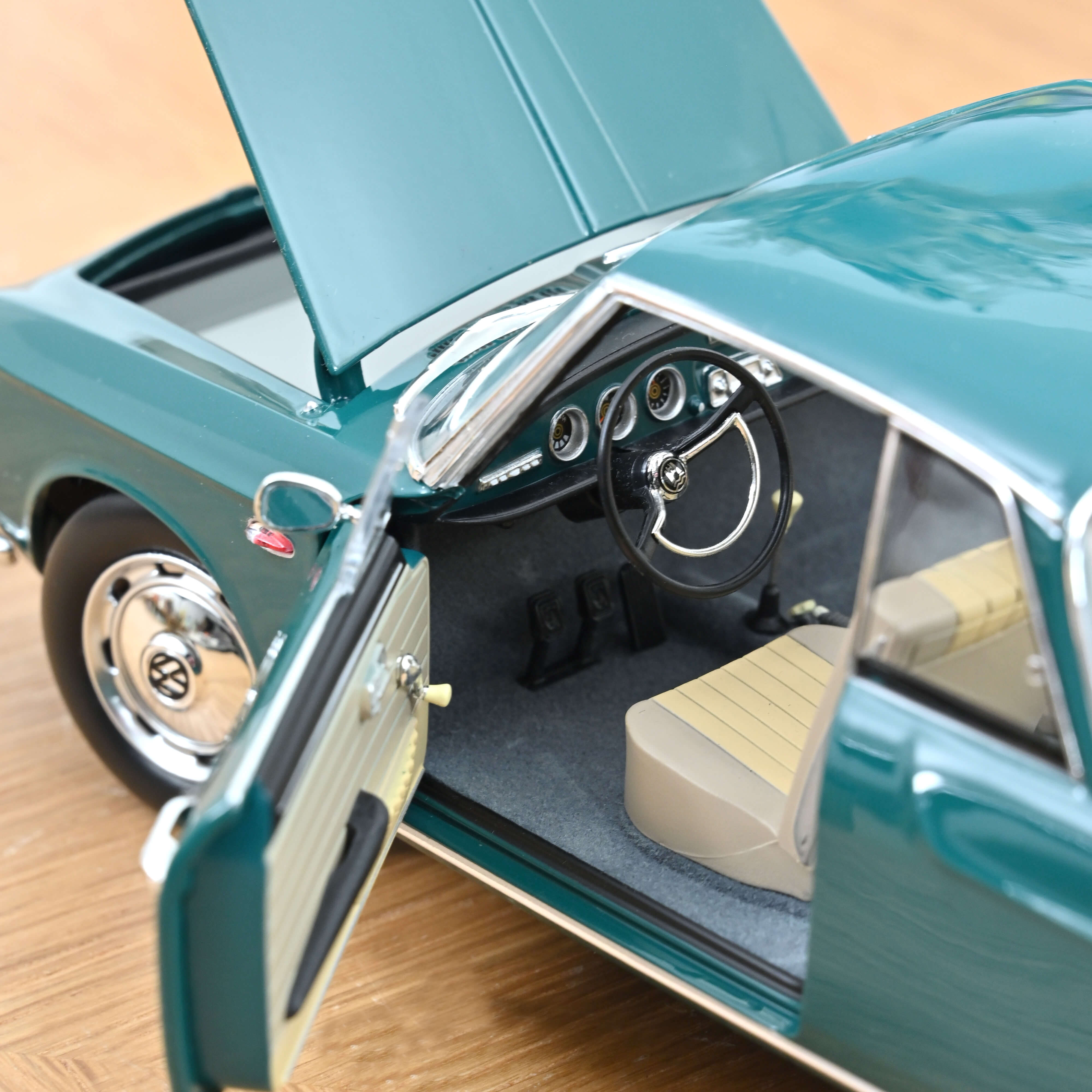 norev-vw-karmann-ghia-1500-1963-modellino-auto-1-18-verde-smeraldo image 4