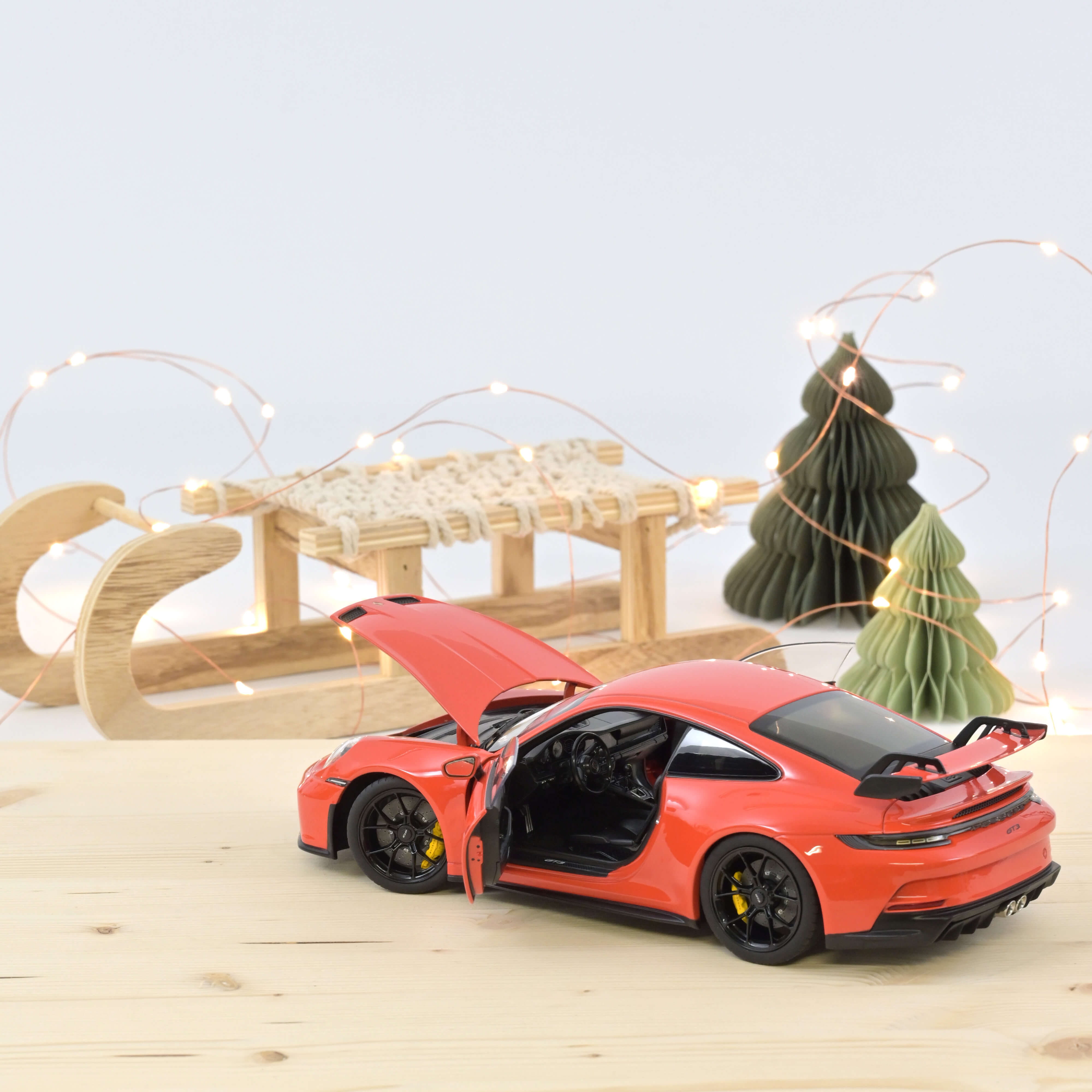 norev-porsche-911-gt3-2021-modellino-auto-1-18-arancione image 2