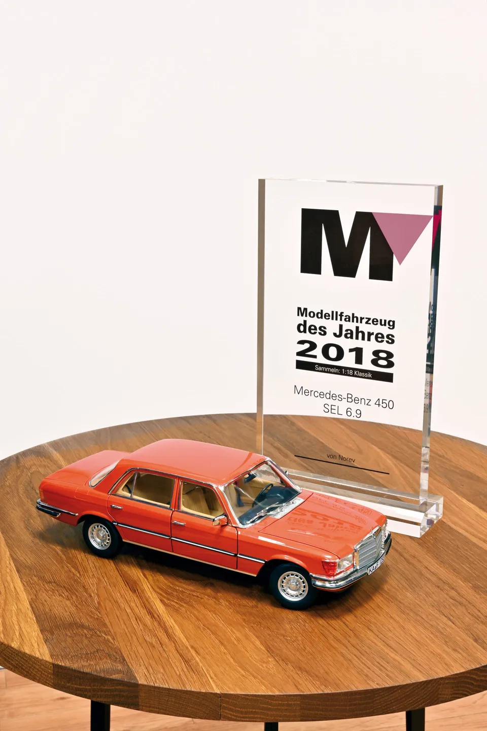 norev-mercedes-benz-450-sel-6-9-1976-modellino-1-18-arancio-inca-metallizzato image 1