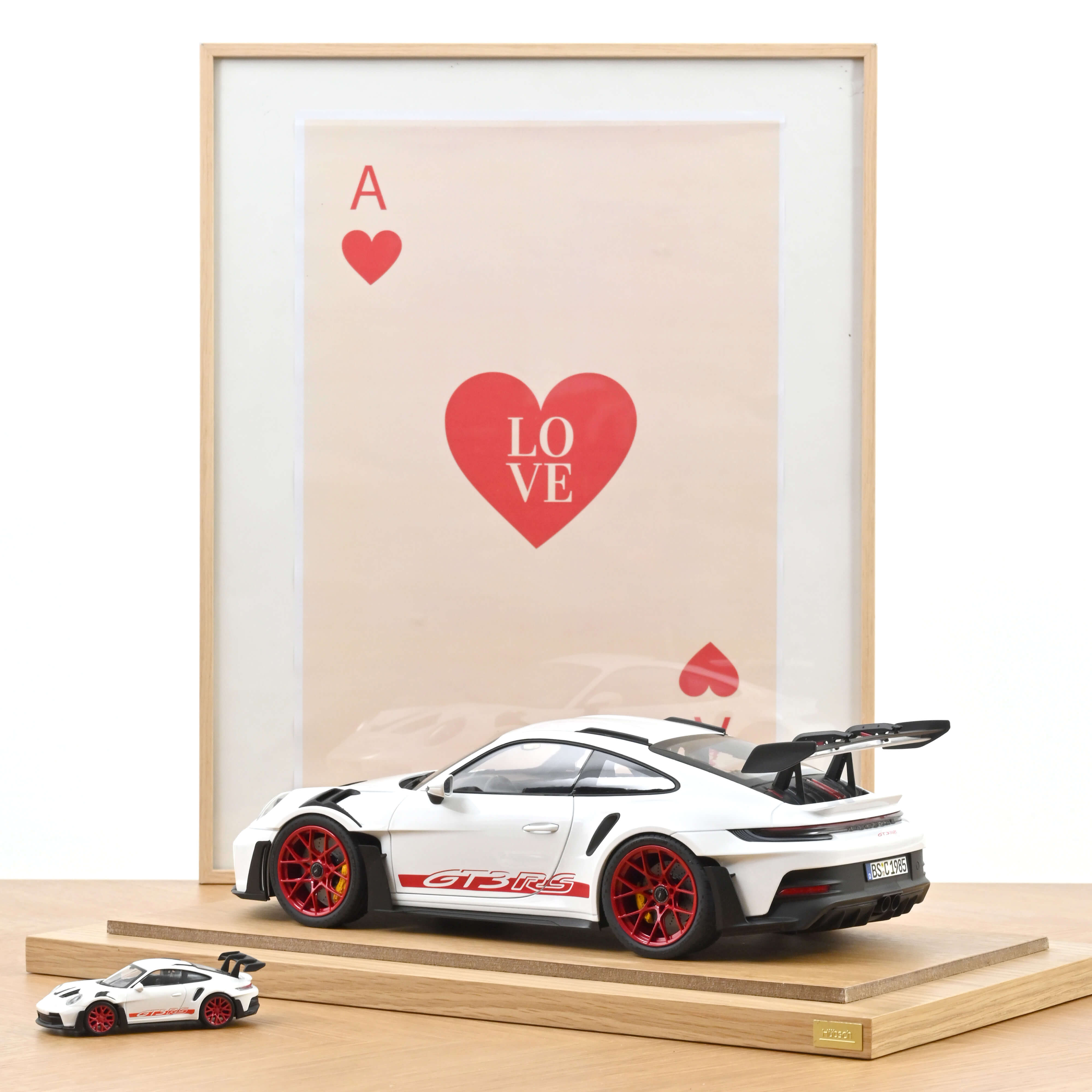 norev-porsche-911-gt3-rs-992-2022-modellino-auto-1-12-bianco-con-rosso-pyro image 2