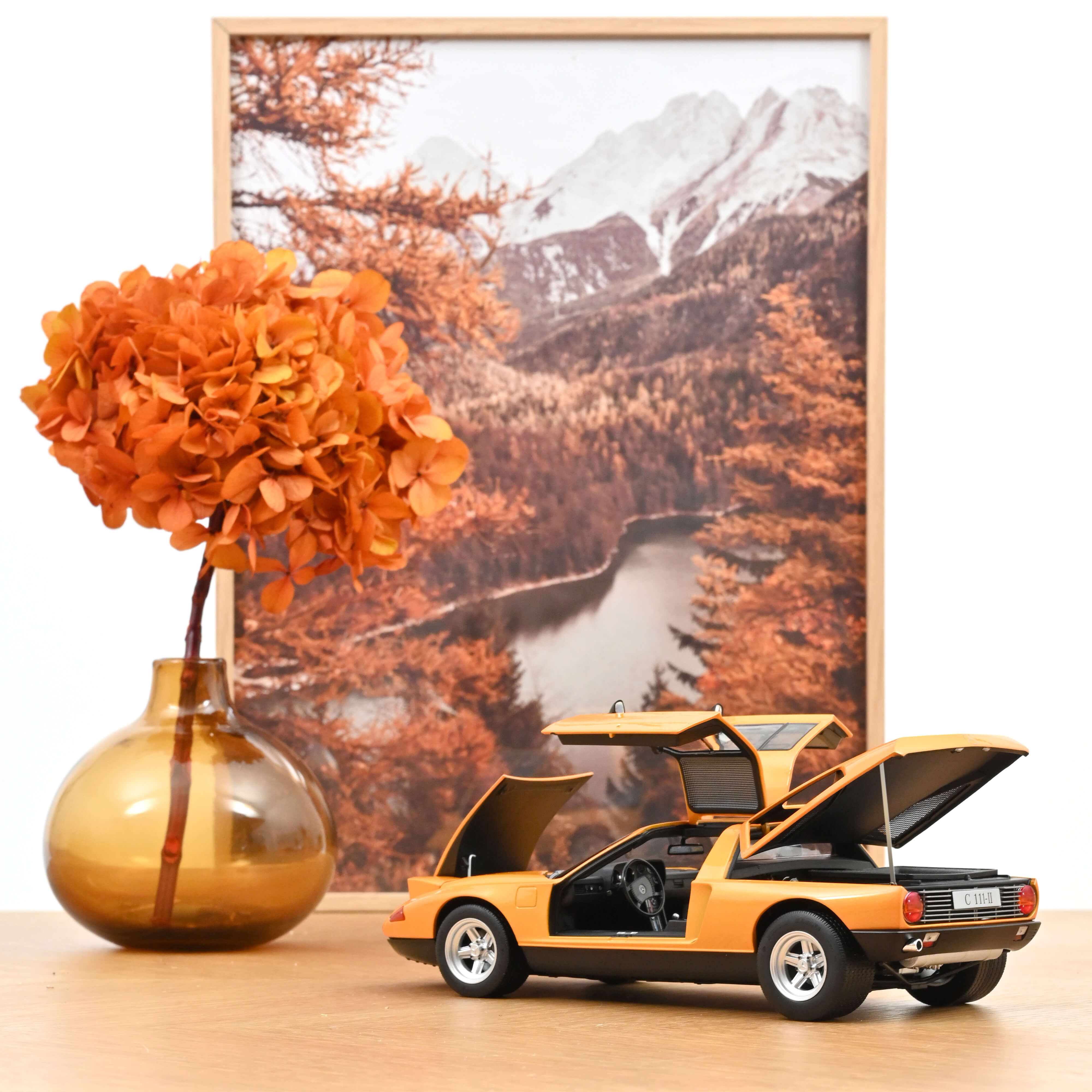 norev-mercedes-benz-c-111-ii-1970-weissherbst-1-18 image 4