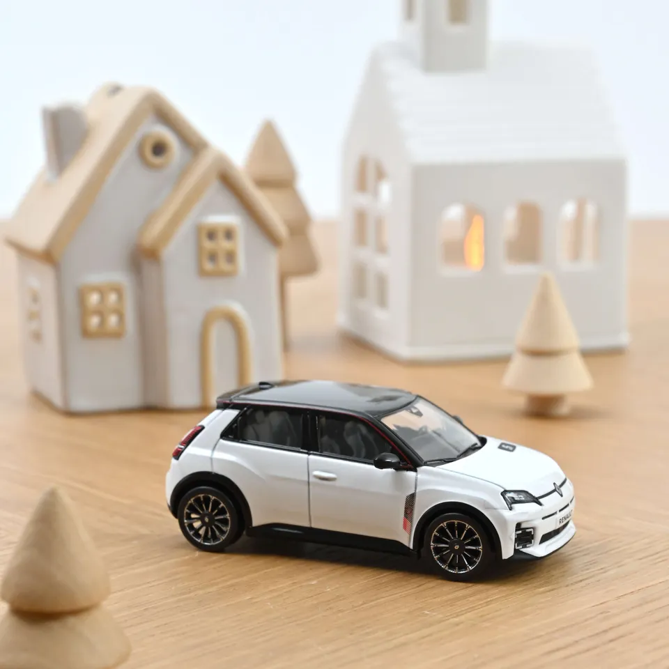 norev-renault-5-e-tech-electric-2025-bianco-nacr-nero-1-43 image 1
