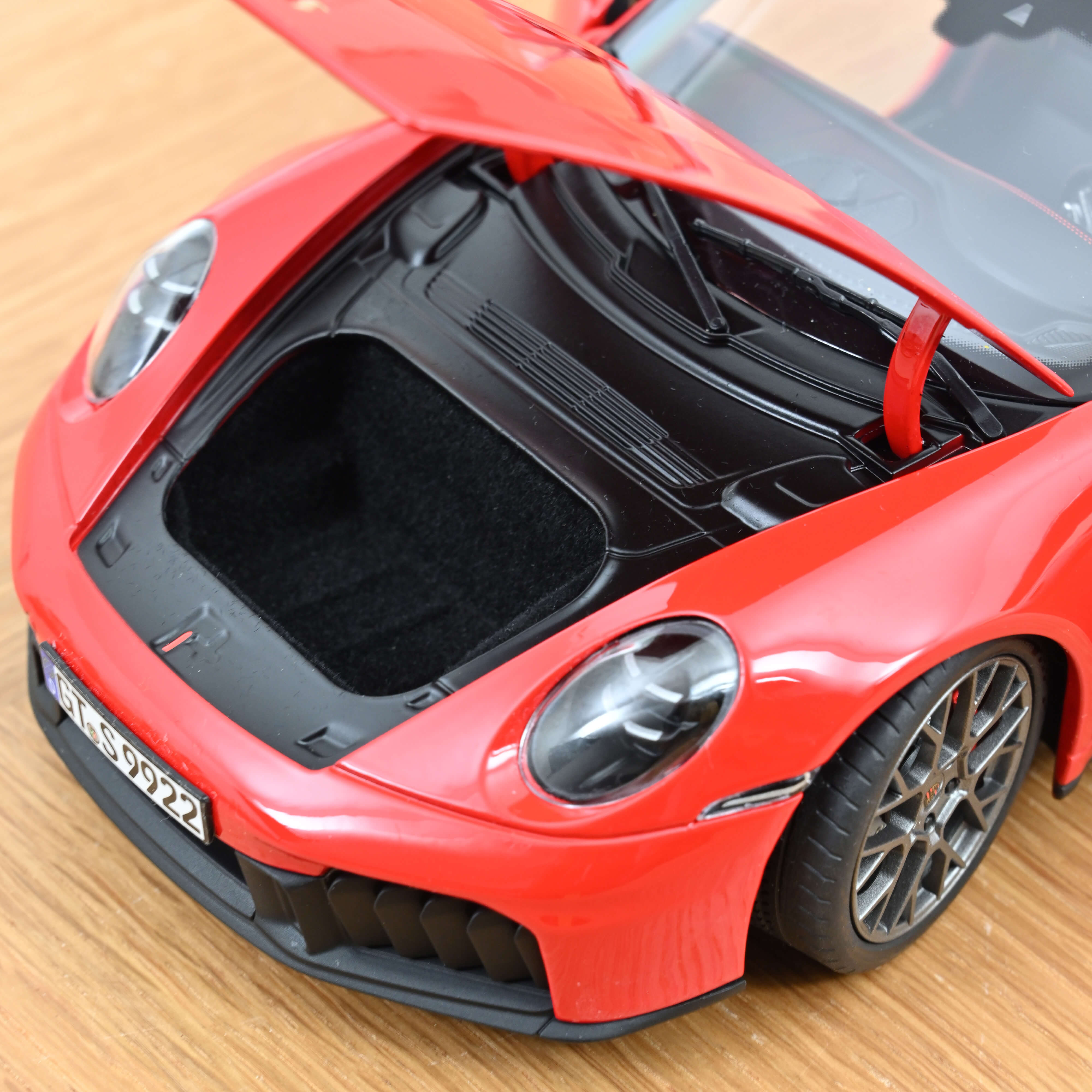 norev-porsche-911-carrera-gts-992-2-2025-rouge-indien-scala-1-18 image 5