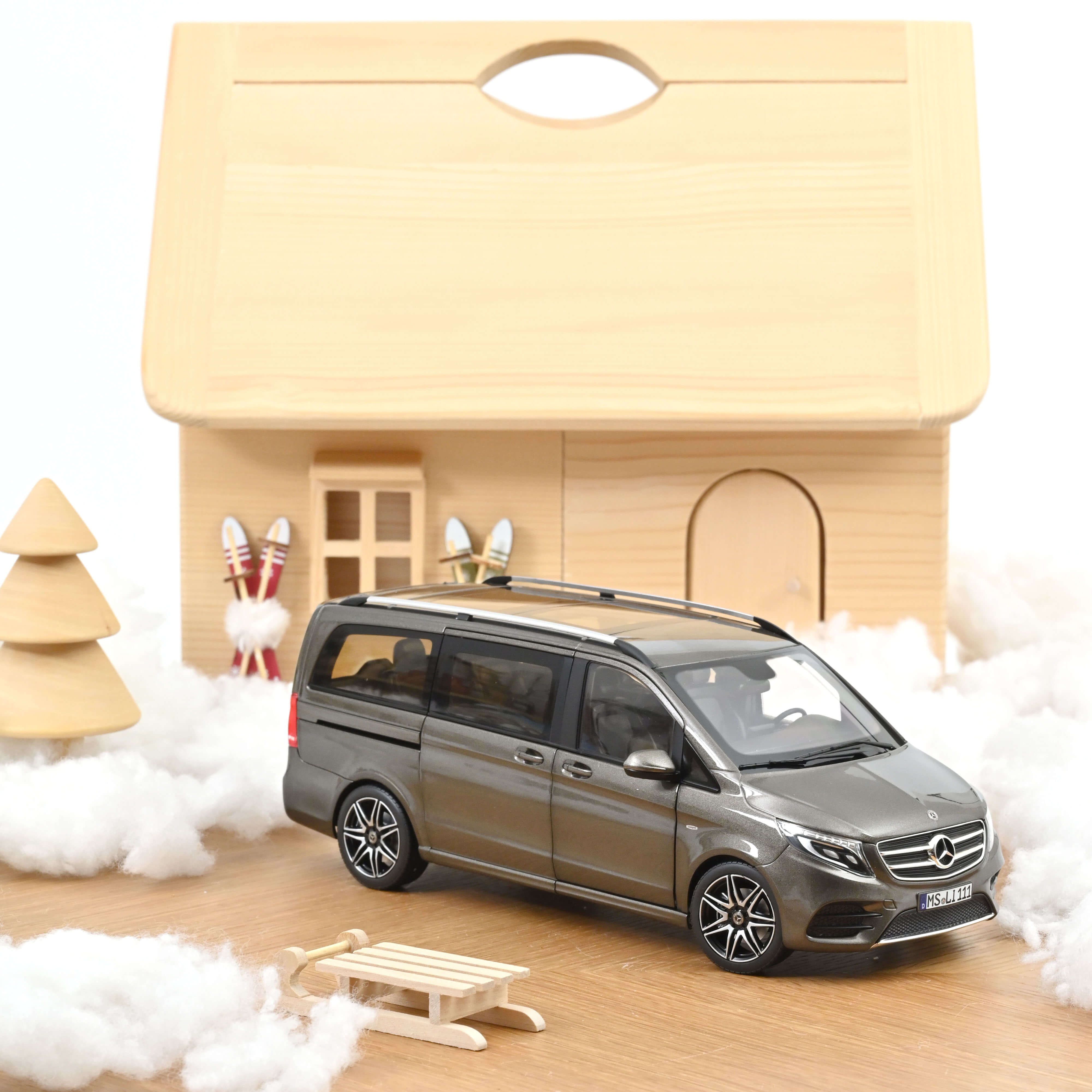 norev-mercedes-benz-classe-v-amg-line-2018-gris-indium-1-18-modellino image 1