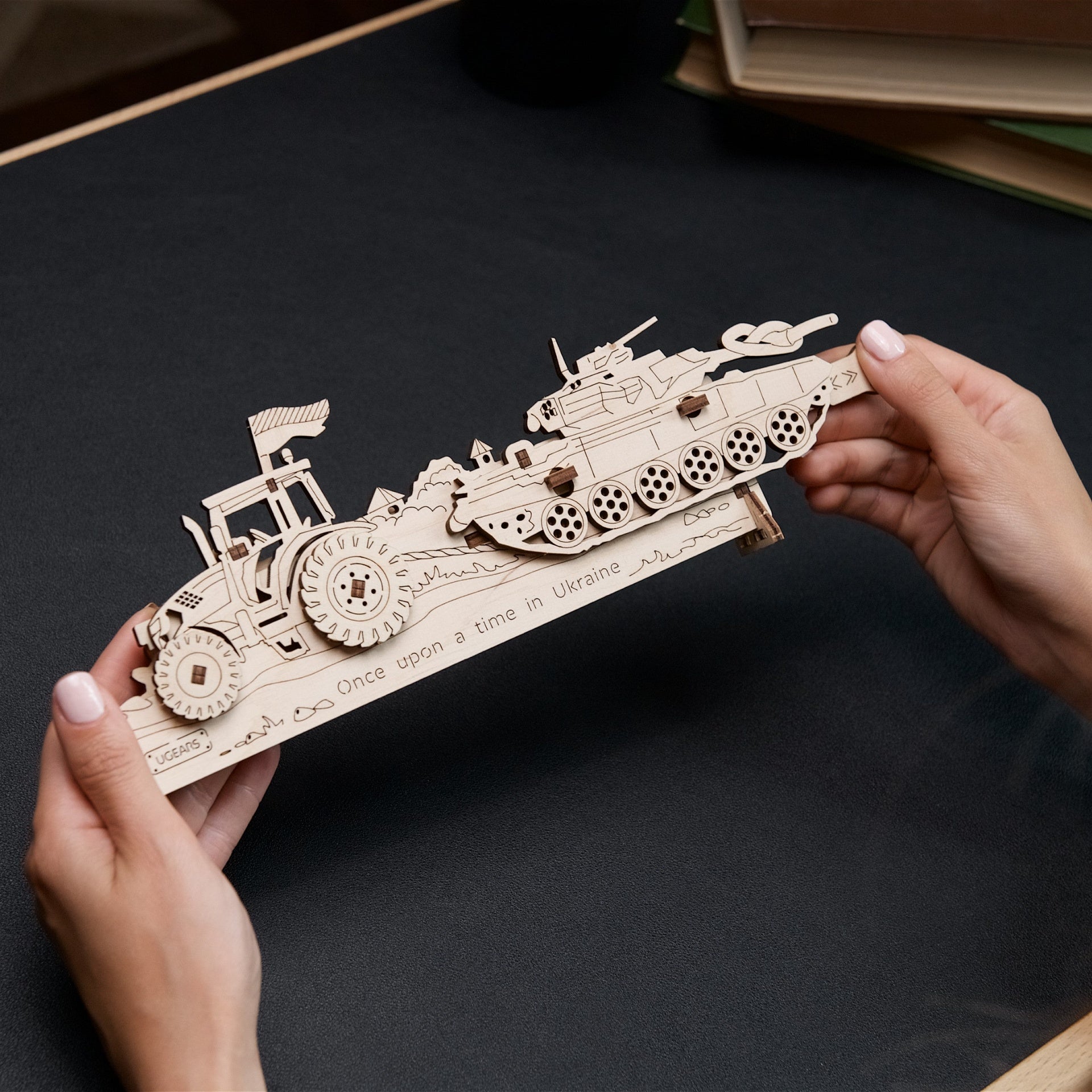 ugears-brave-ua-tractor-modello-meccanico-in-legno-da-costruire image 5