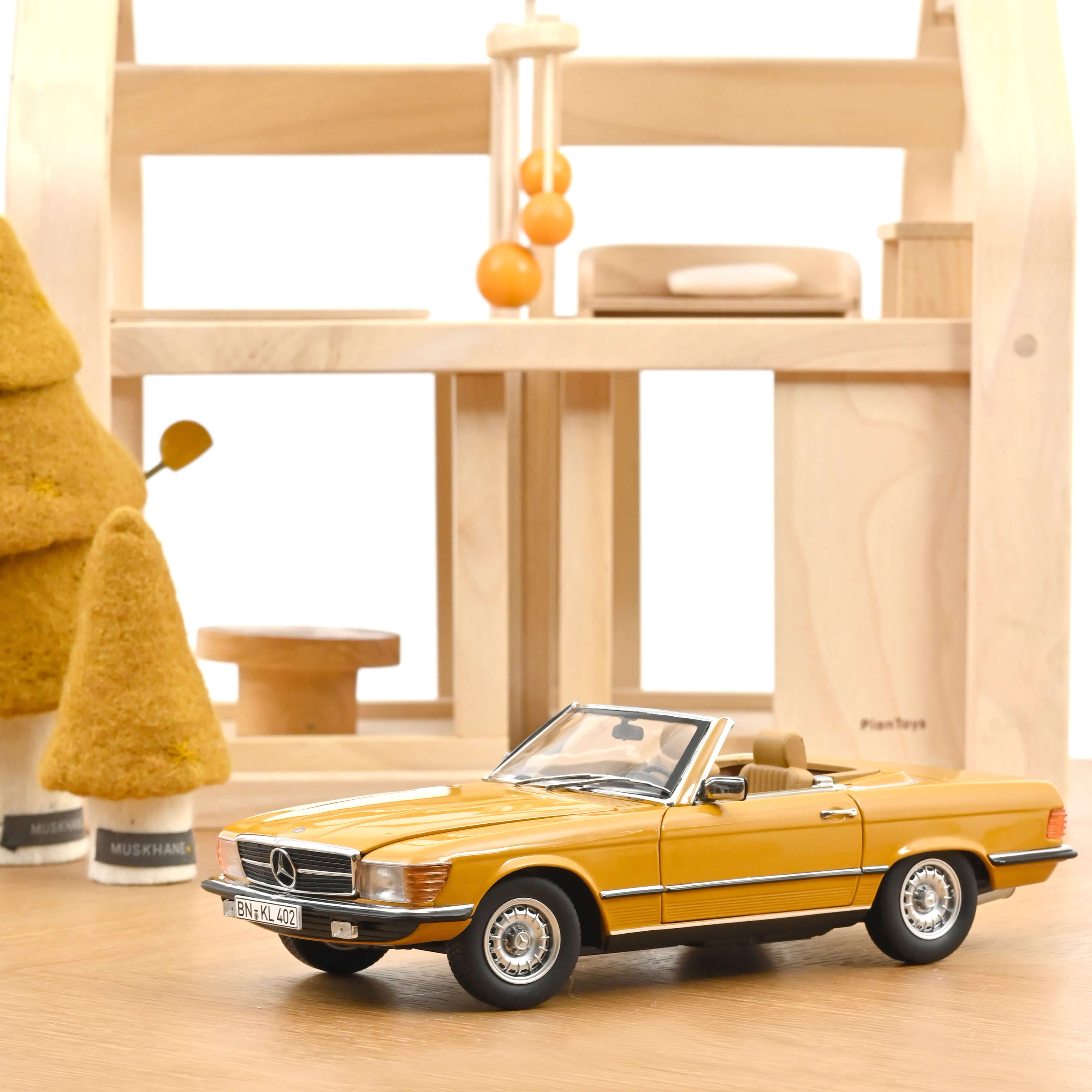 norev-mercedes-benz-450-sl-1975-arancione-cayenne-1-18-modellino-r107 image 1