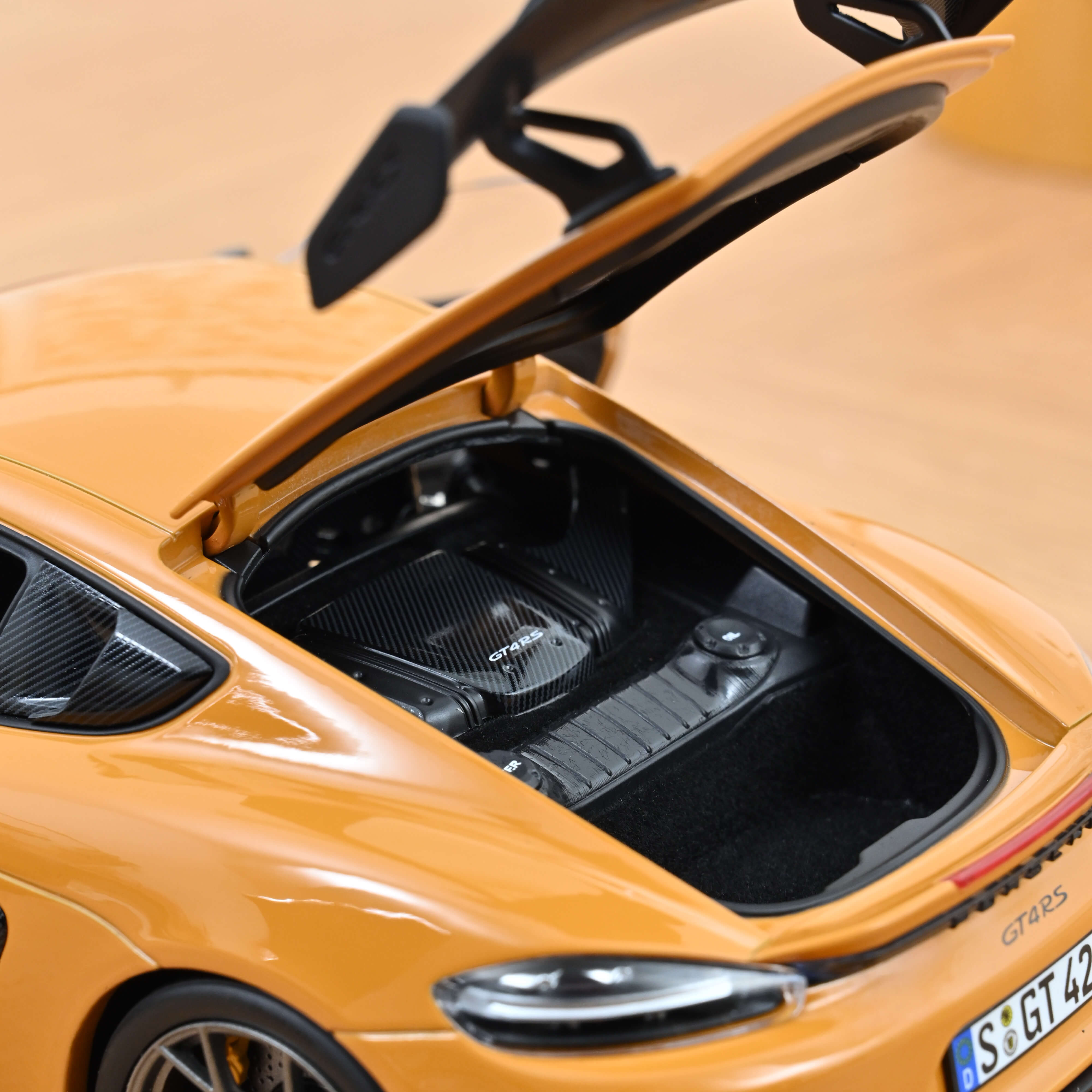norev-porsche-cayman-gt4-rs-pack-weissach-2023-giallo-bahama-1-18-modellino-die- image 6