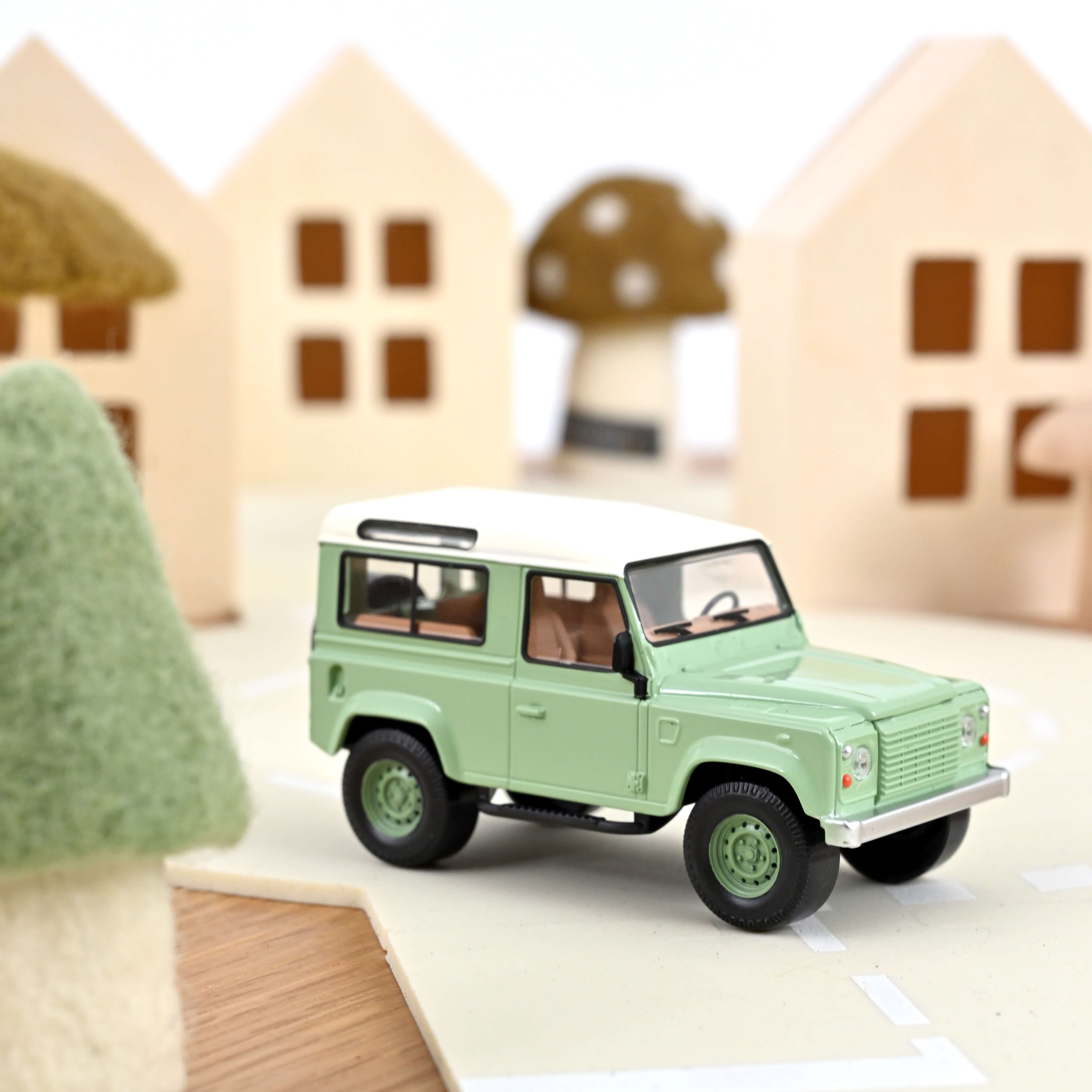norev-land-rover-defender-1995-modellino-auto-1-43-verde-bianco image 1