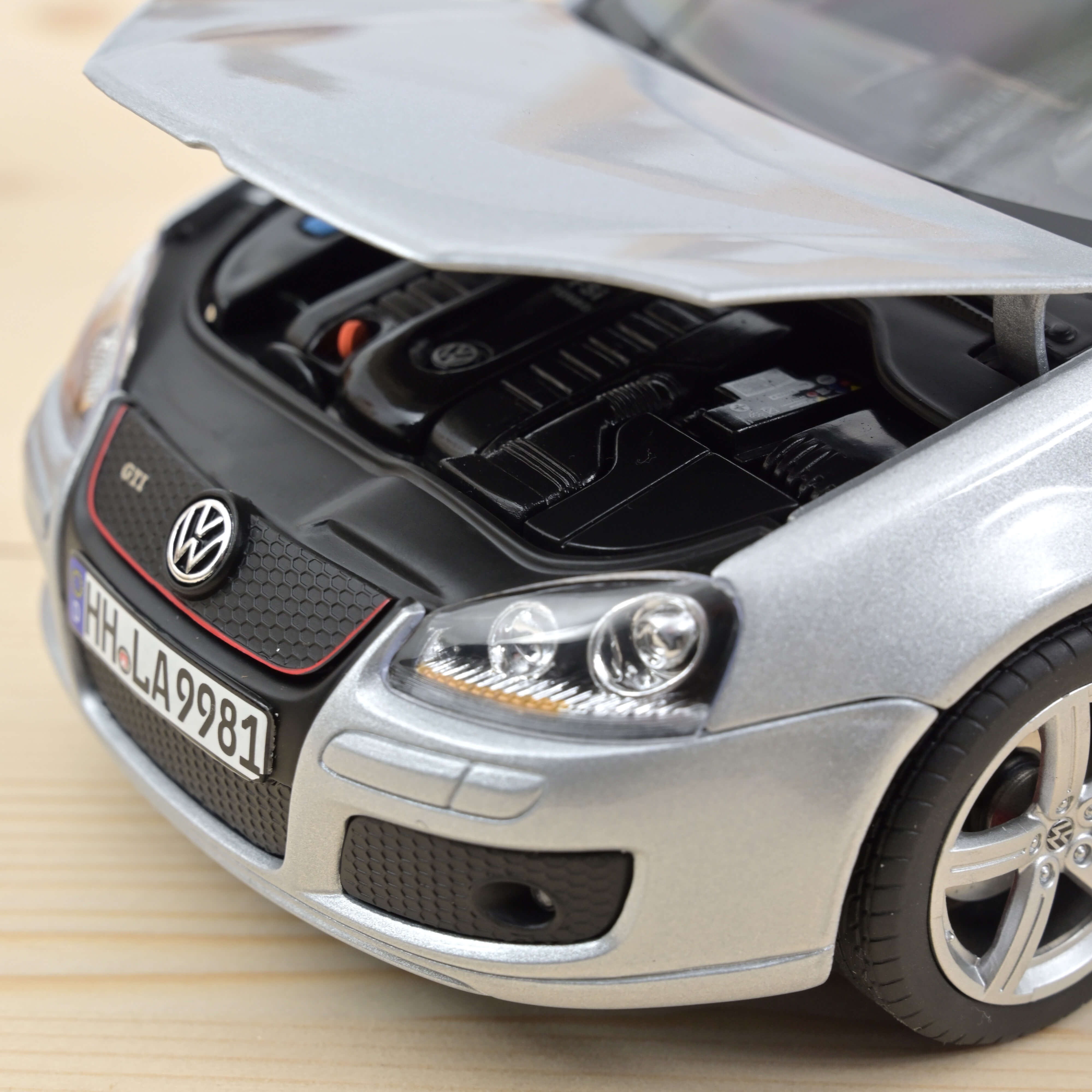 norev-vw-golf-gti-pirelli-2007-modellino-auto-1-18-argento image 3