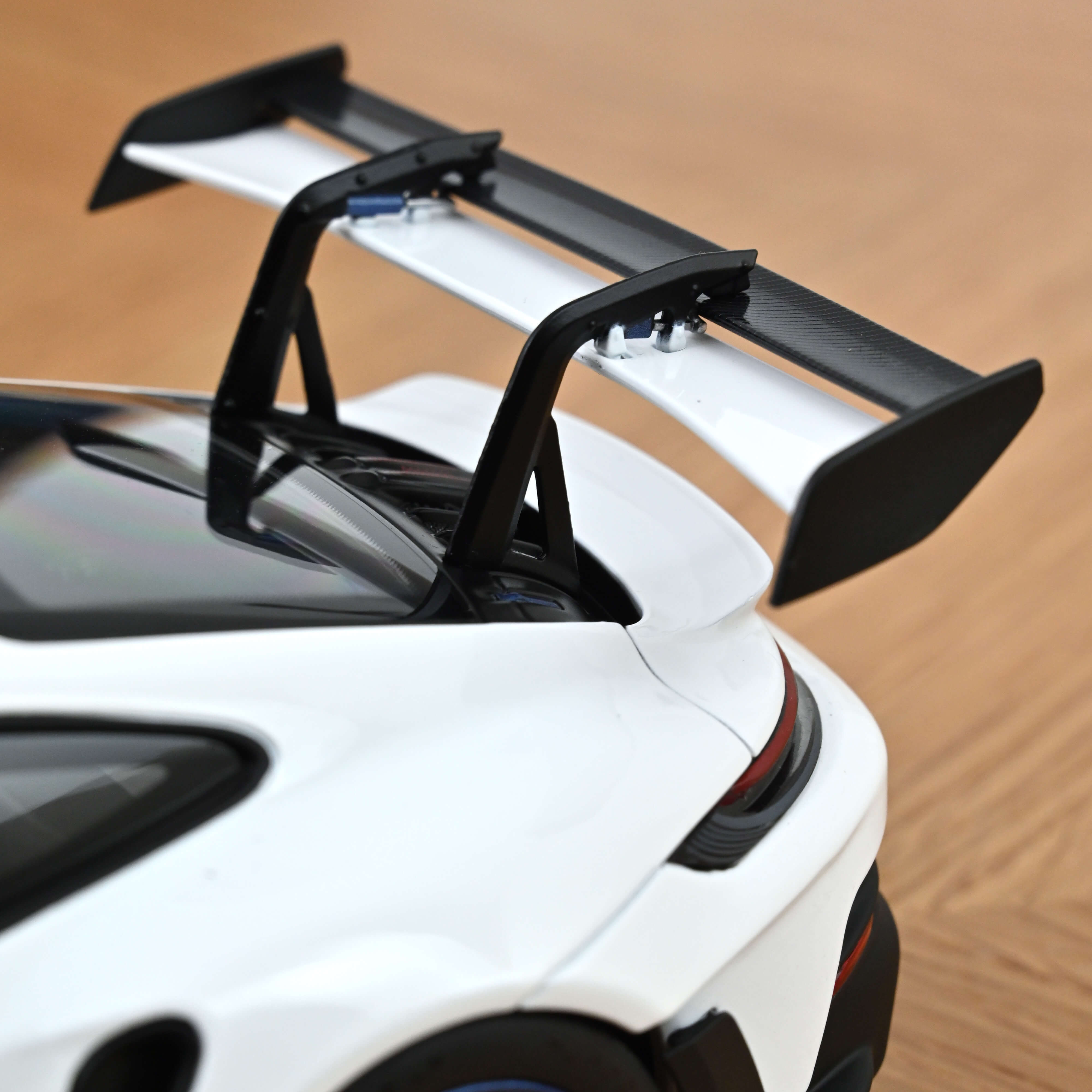 norev-porsche-911-gt3-rs-pack-weissach-2022-modellino-auto-1-18-bianco-blu-indac image 7