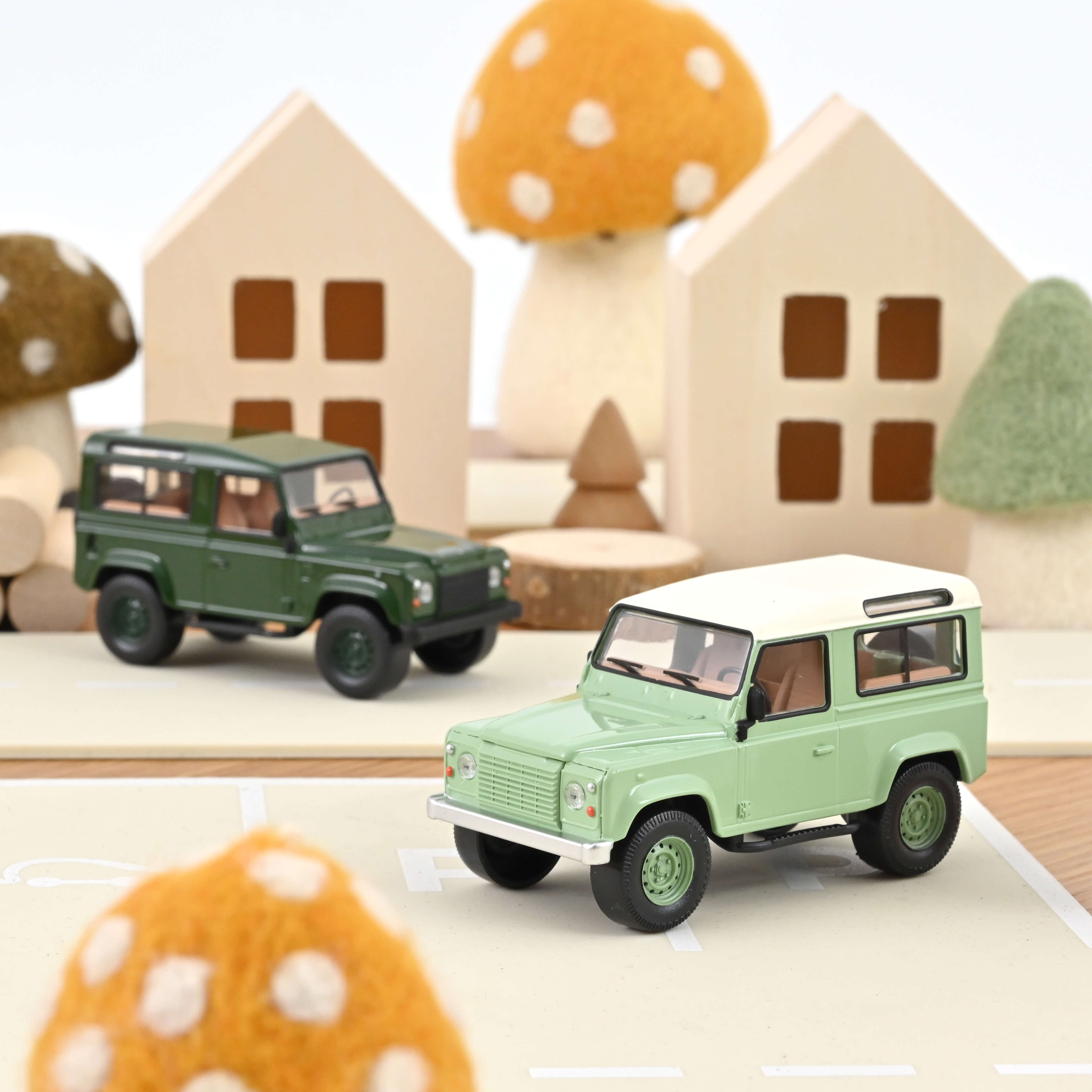norev-land-rover-defender-1995-modellino-auto-1-43-verde-bianco image 2