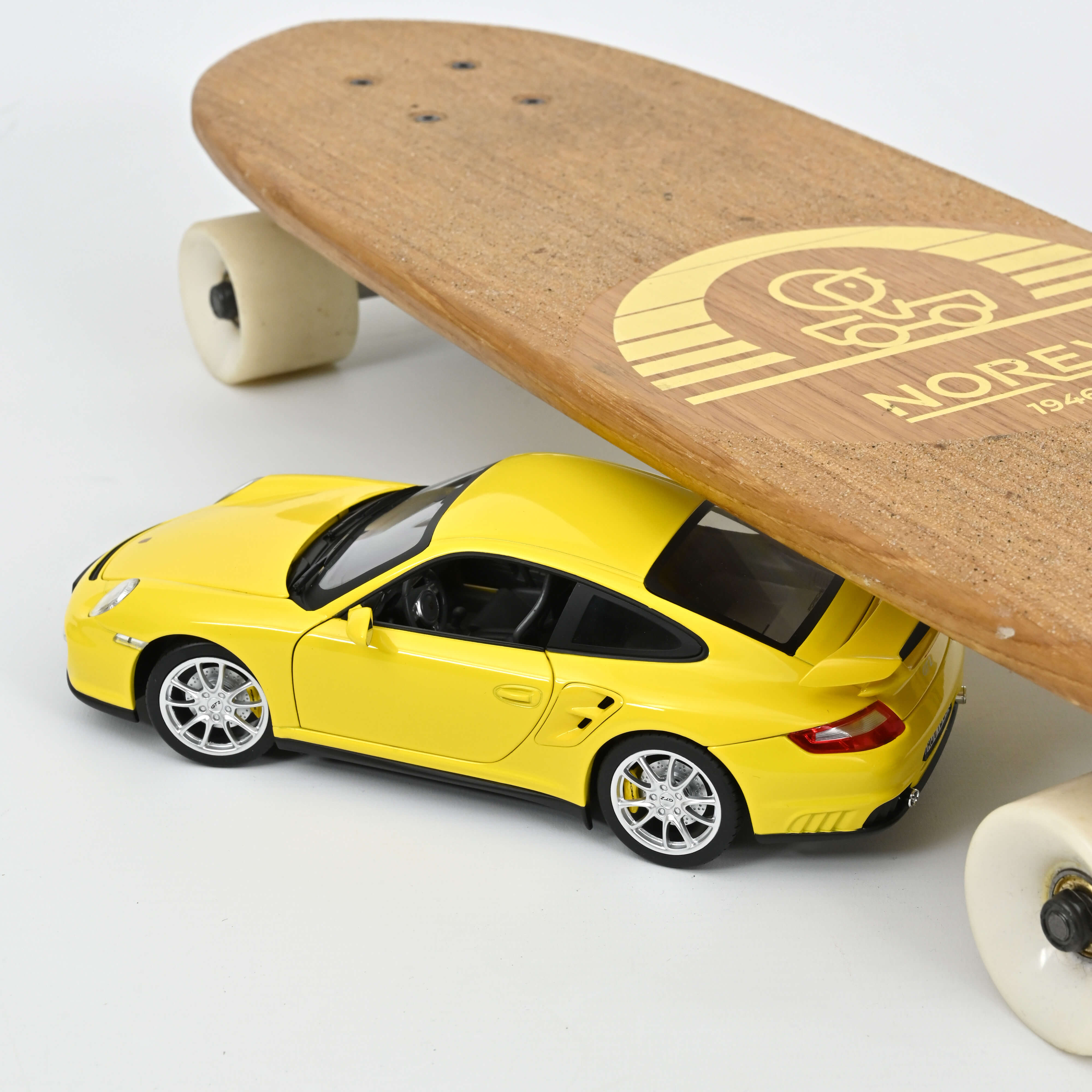 norev-porsche-911-gt2-2010-gialla-1-18-esclusiva-web-200-pz-non-numerata image 2