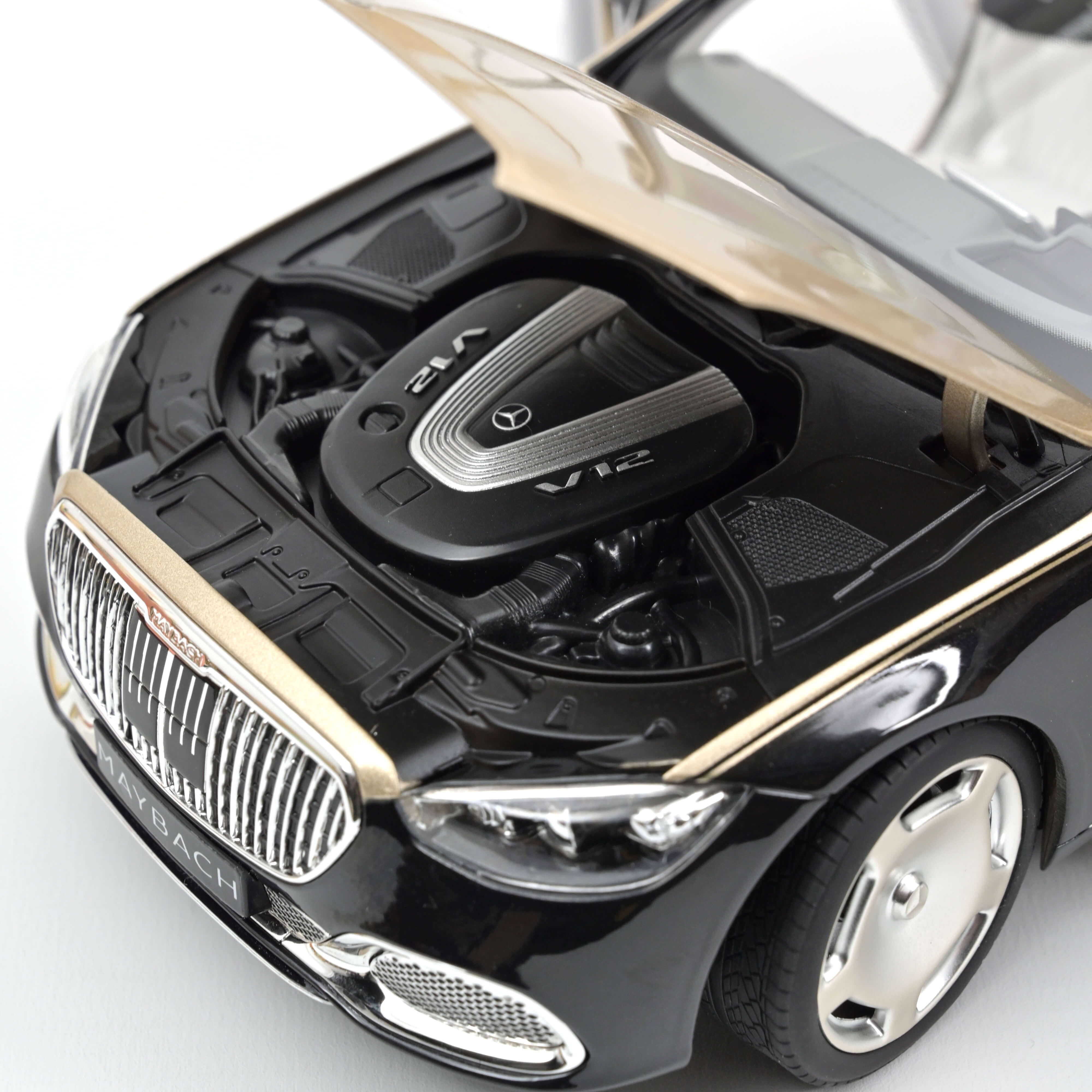 norev-mercedes-maybach-s-680-4matic-2021-modellino-auto-1-18-oro-nero-metallizza image 3