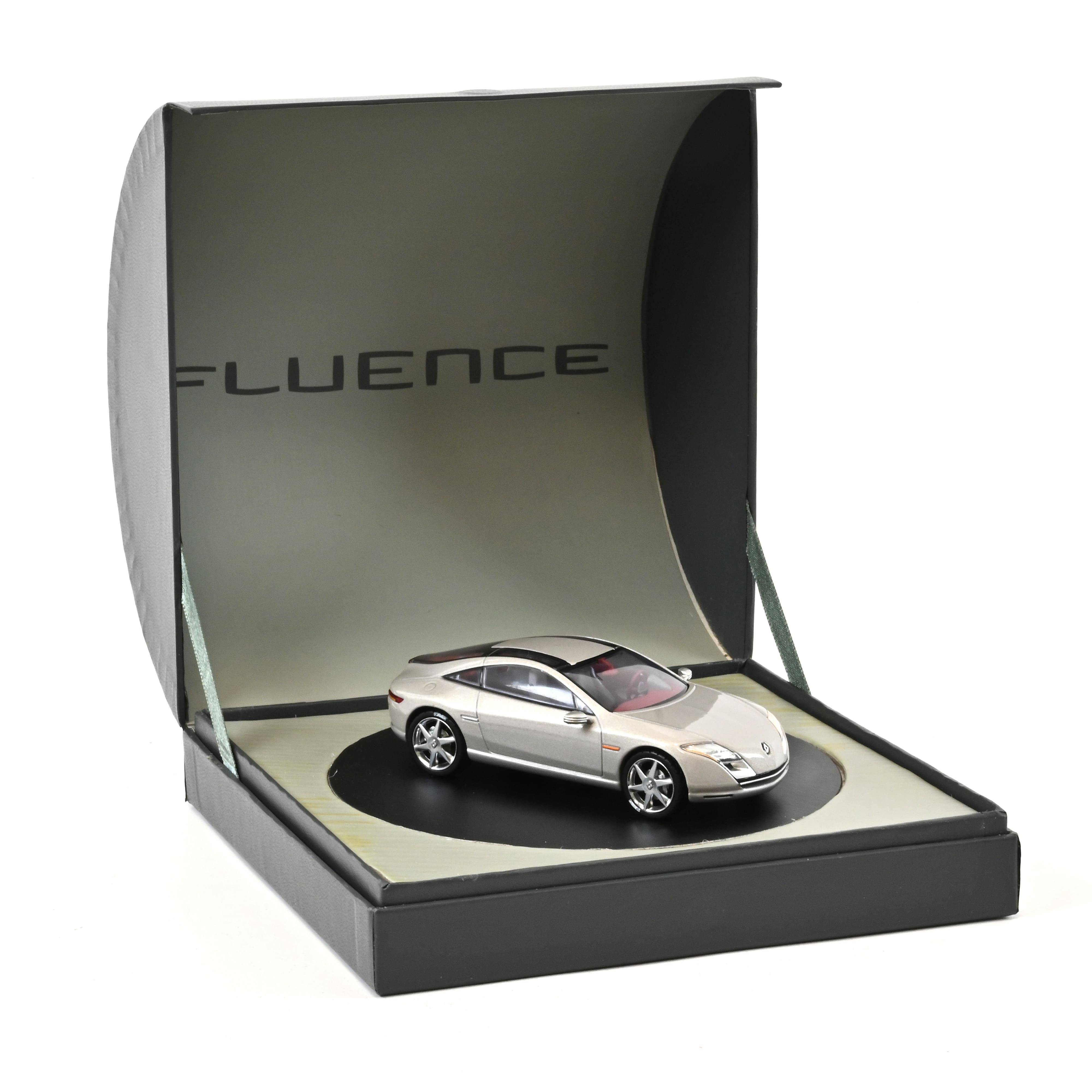 norev-renault-concept-car-fluence-modellino-auto-1-43-2 image 1
