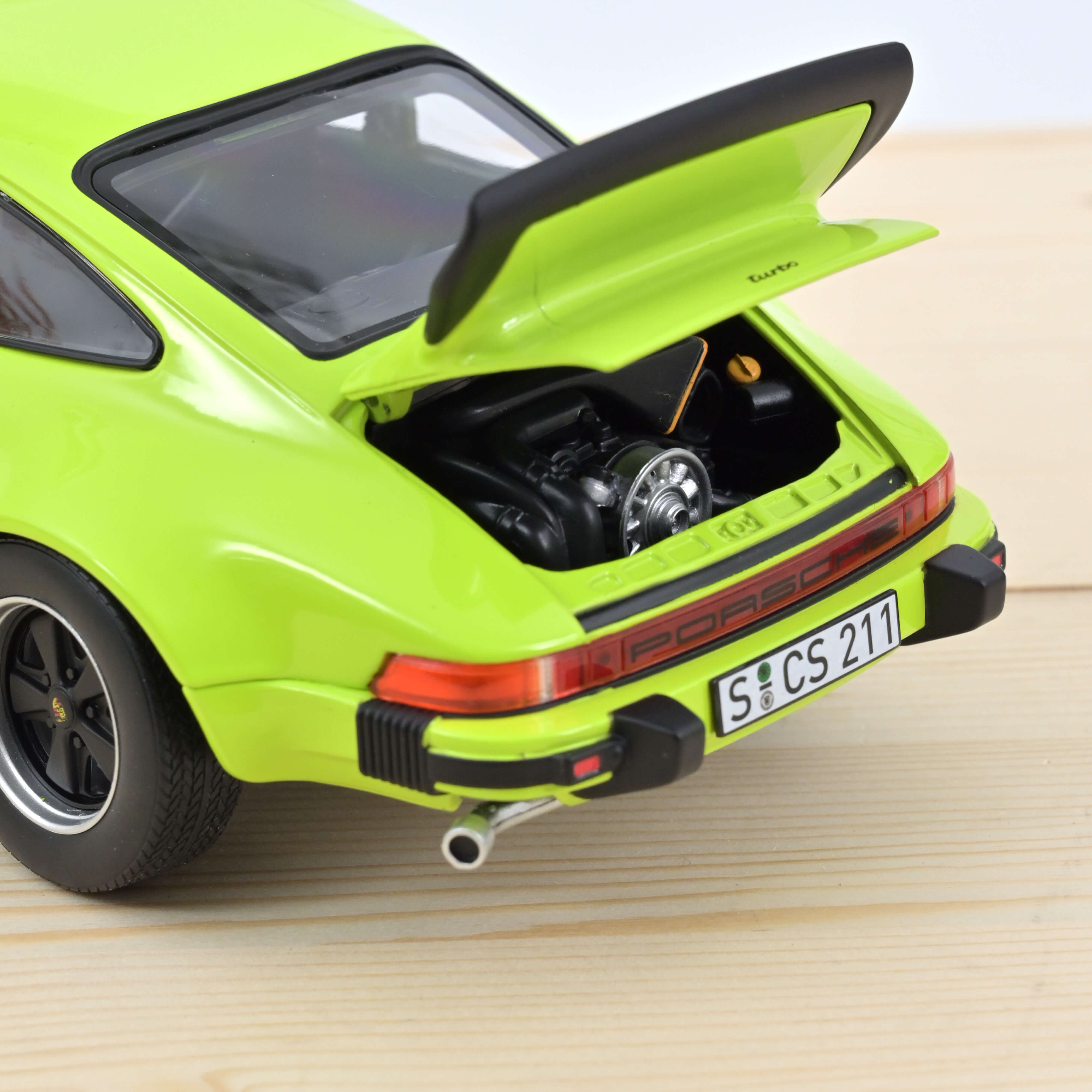 norev-porsche-911-turbo-3-0-1976-1-18-modellino-auto-verde-chiaro image 3
