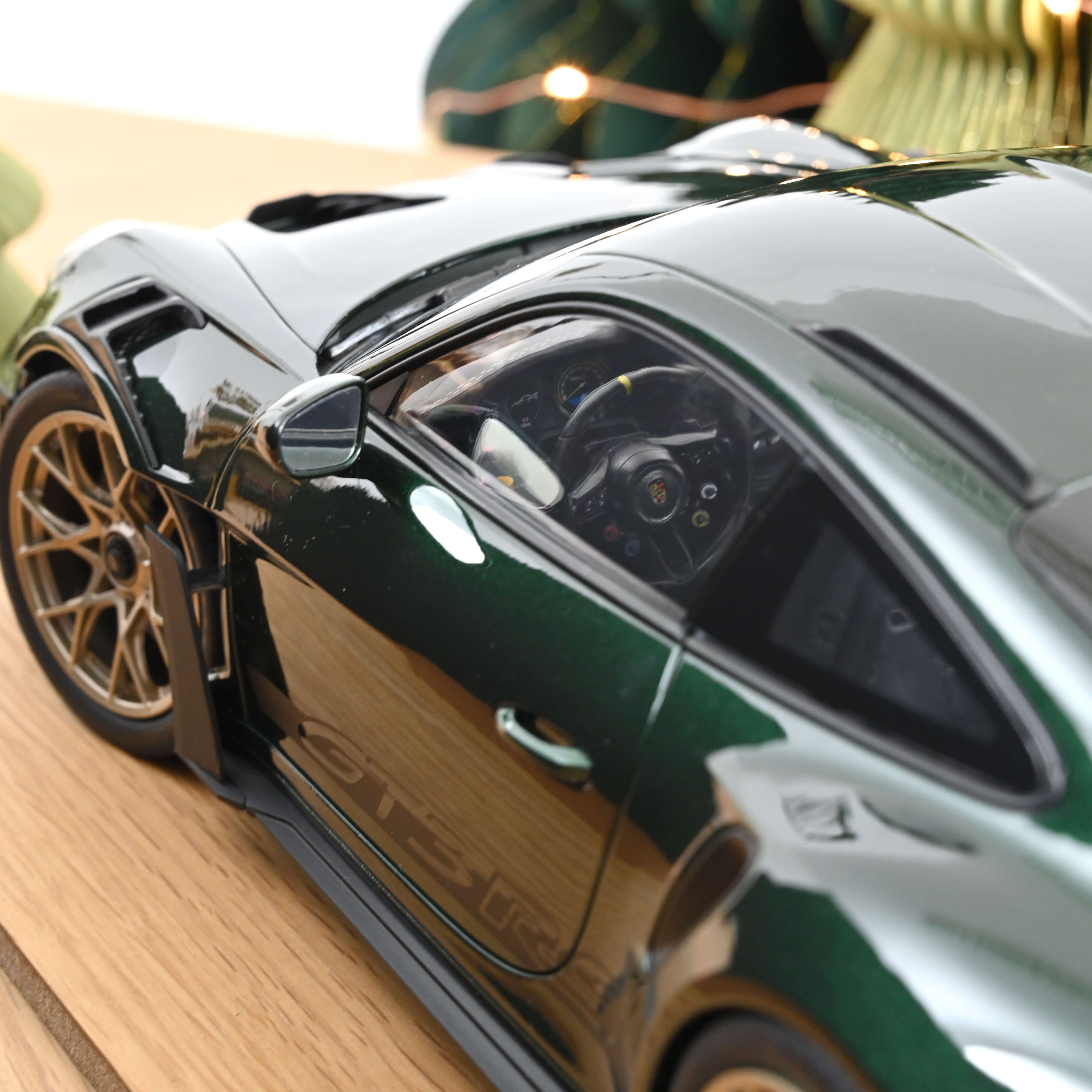 norev-porsche-911-gt3-rs-2022-1-12-verde-jet-metallizzato-nero image 4