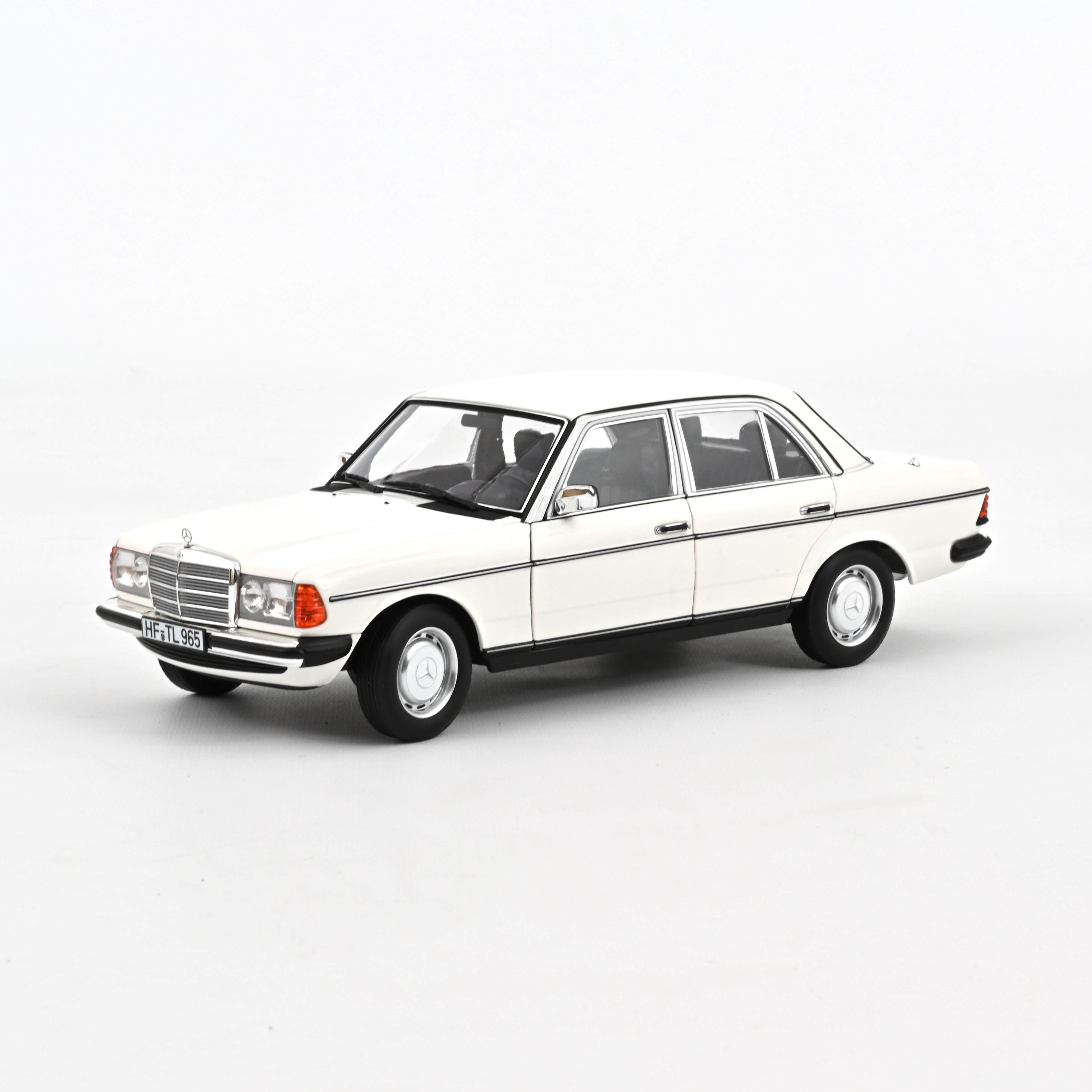 norev-mercedes-benz-200-1982-modellino-auto-1-18-bianco-youngtimer image 1