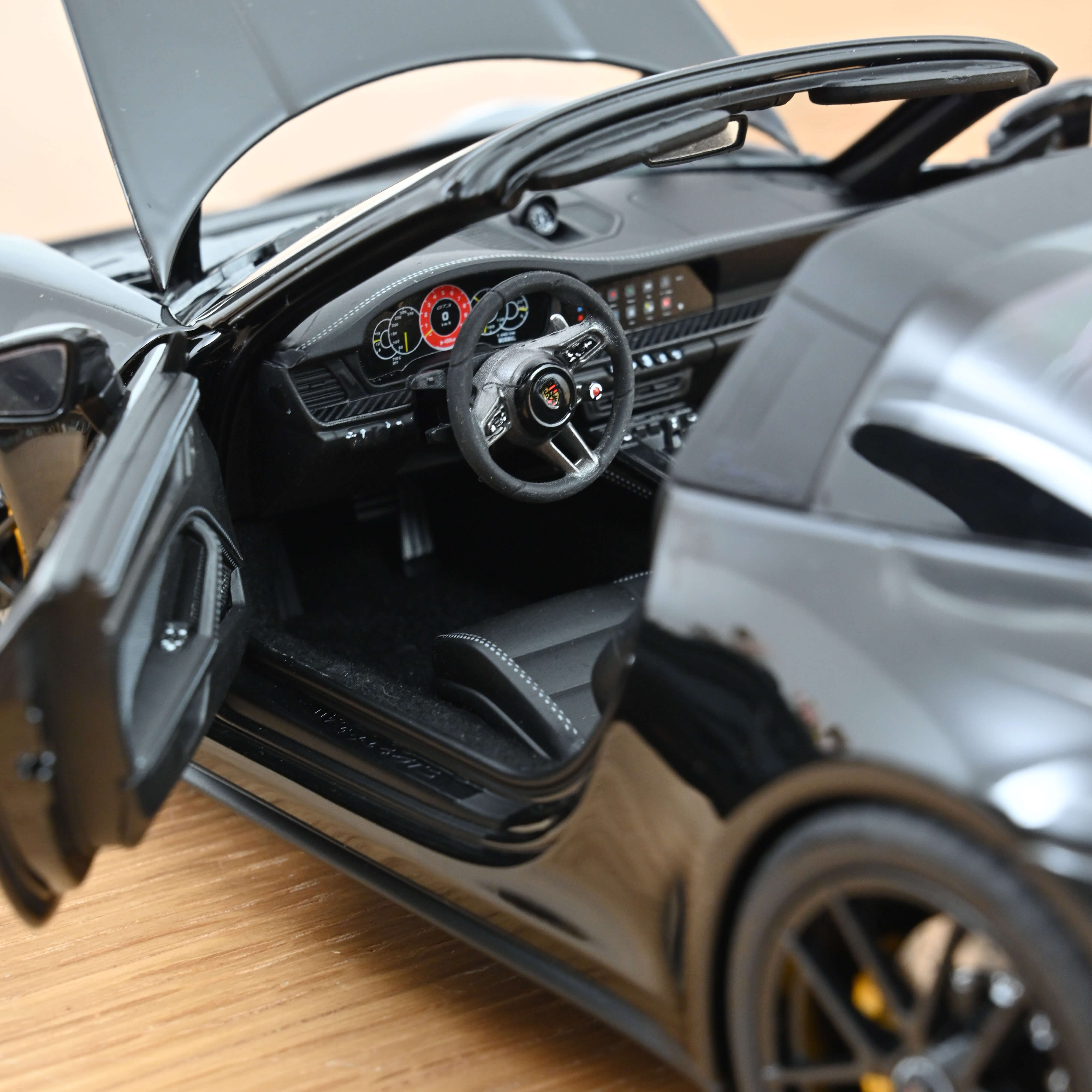 norev-porsche-911-targa-4-gts-2025-nera-1-18-edizione-200-pz image 5